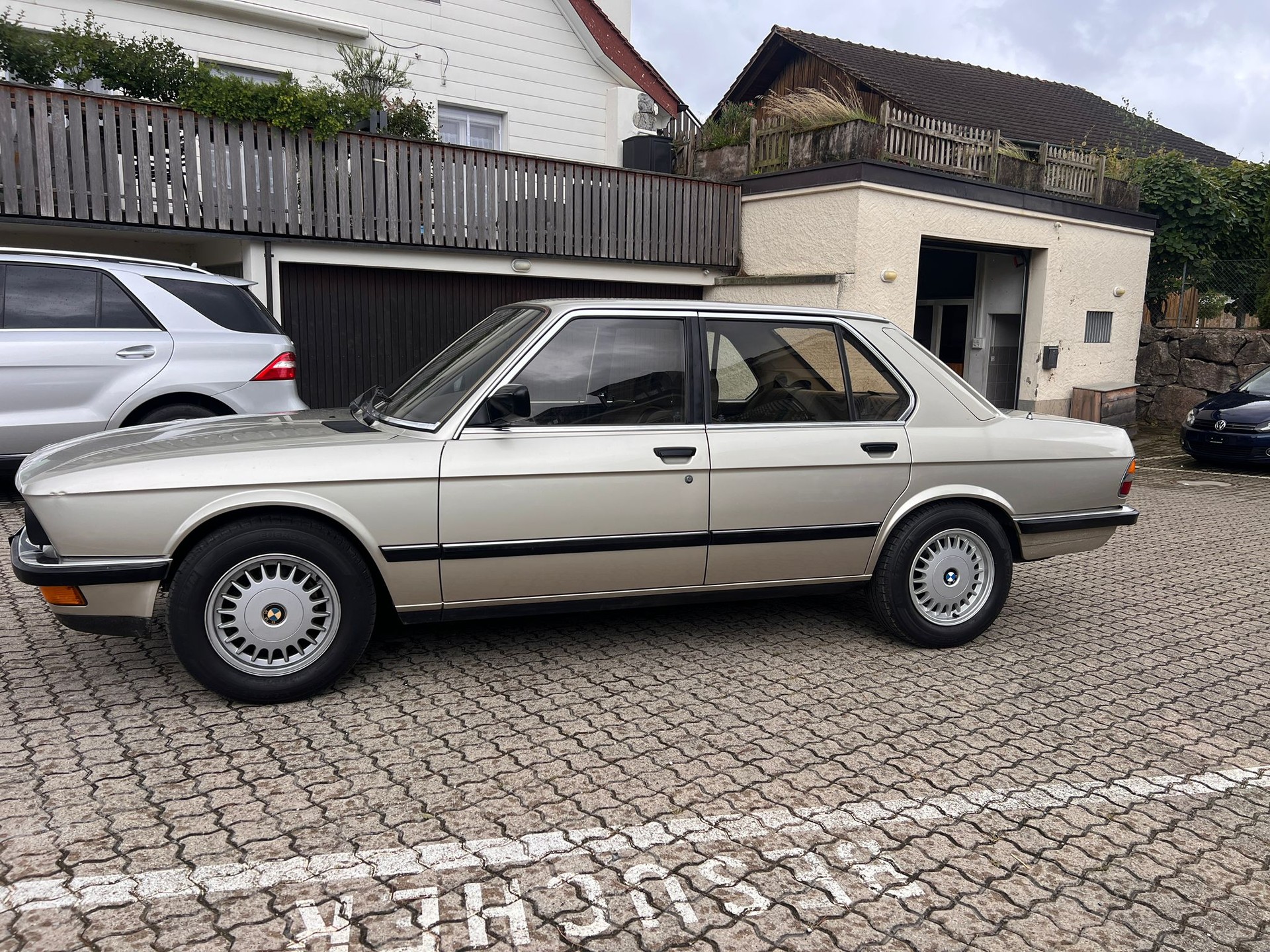 BMW 520i-image-1
