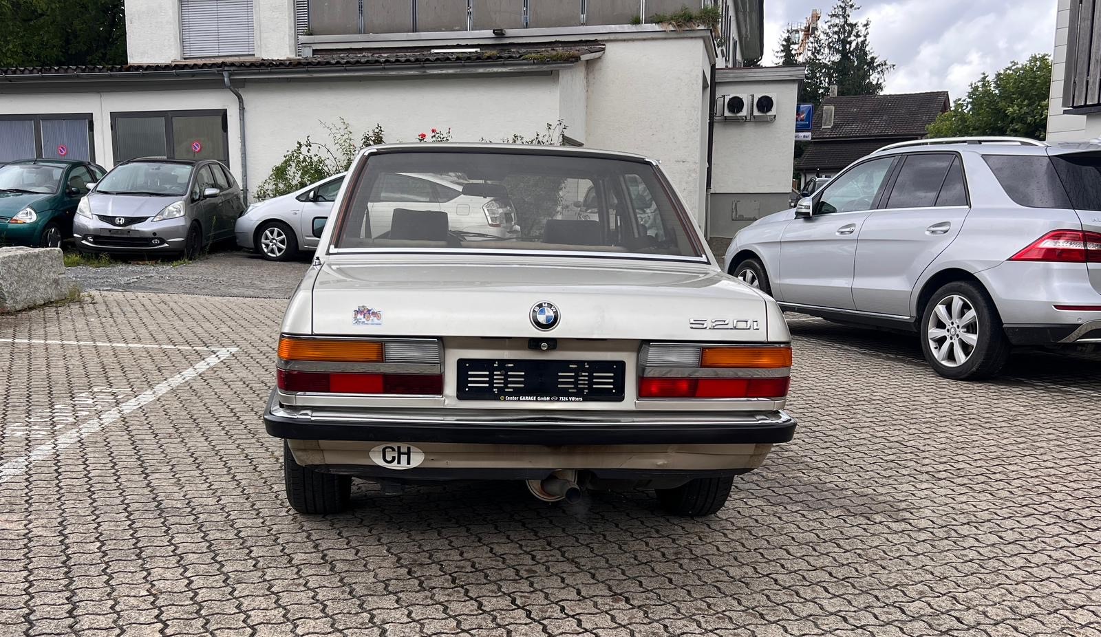 BMW 520i-image-8