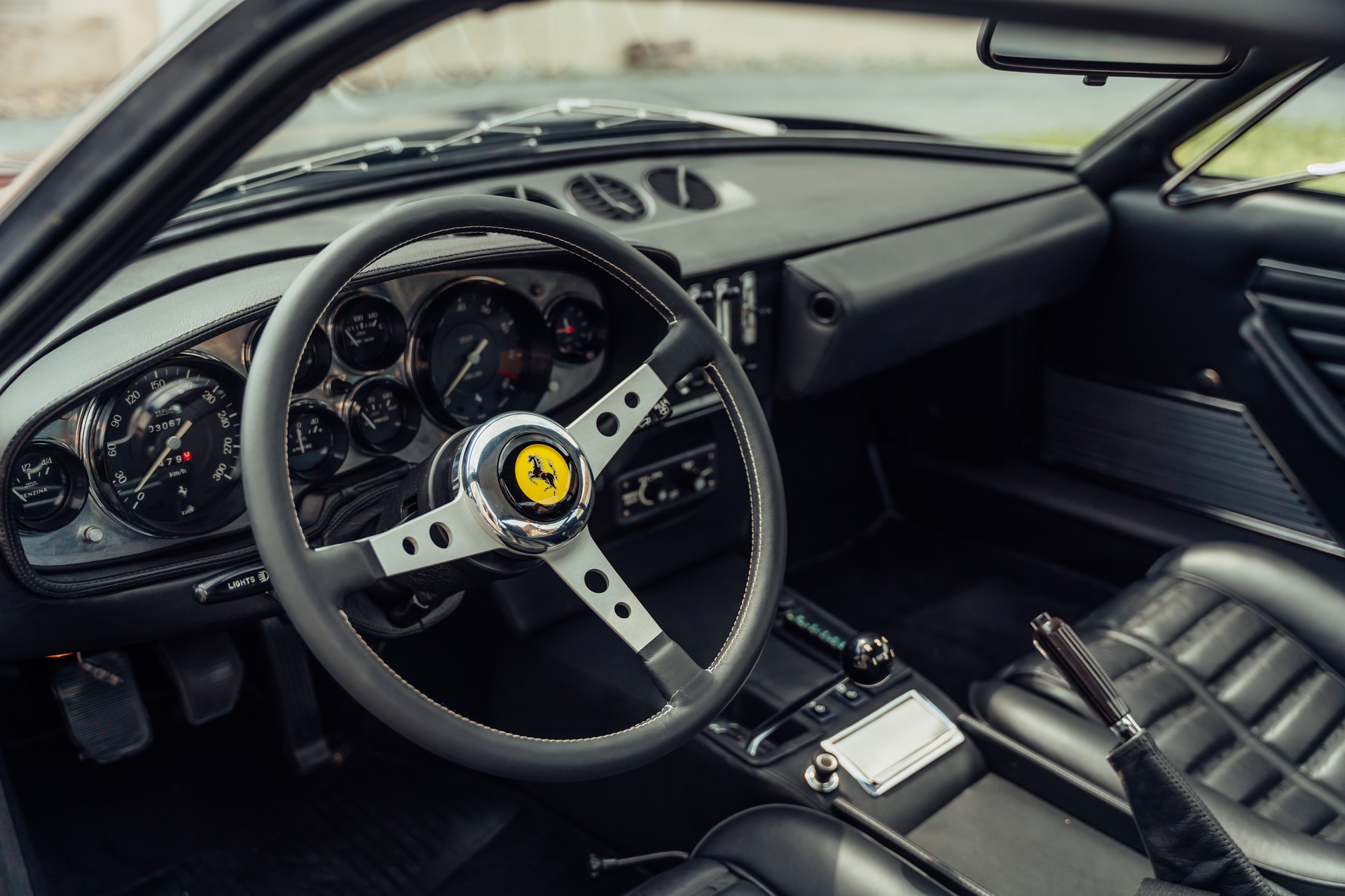 FERRARI 365 GTB/4 Daytona-image-9
