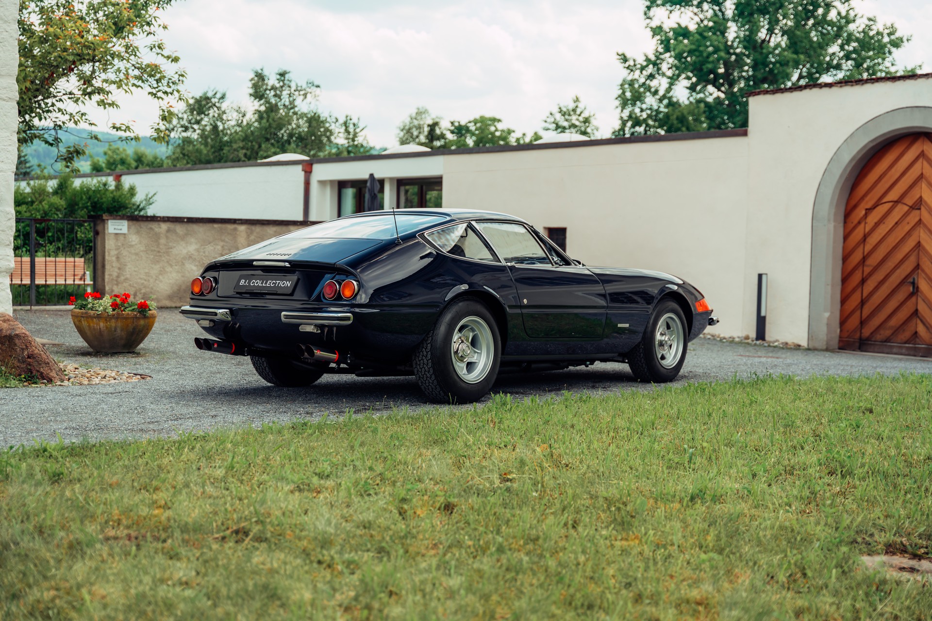 FERRARI 365 GTB/4 Daytona-image-2