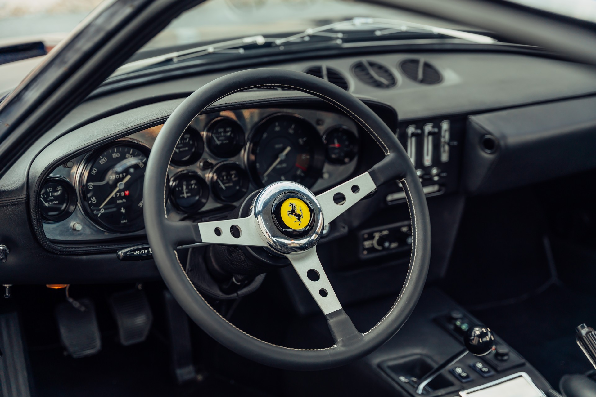 FERRARI 365 GTB/4 Daytona-image-20