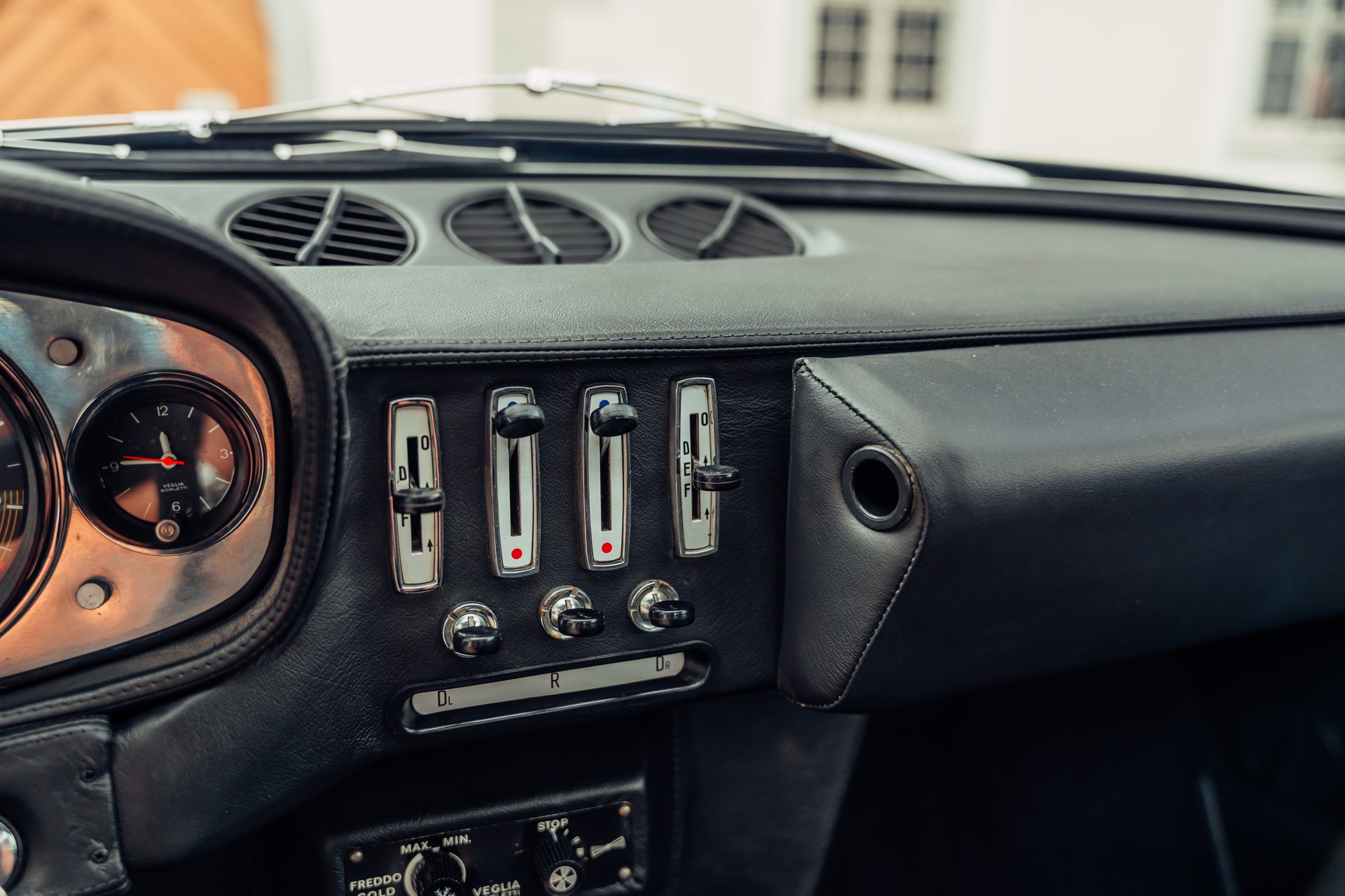 FERRARI 365 GTB/4 Daytona-image-15