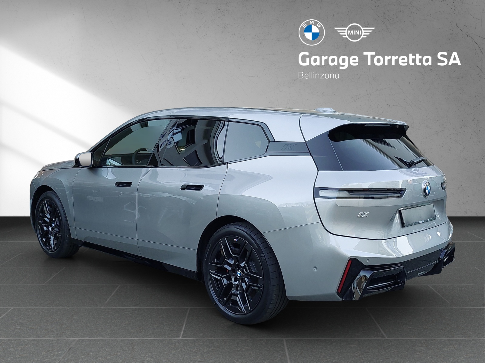 BMW iX xDrive60 M Sport Pro-showroom-element-2