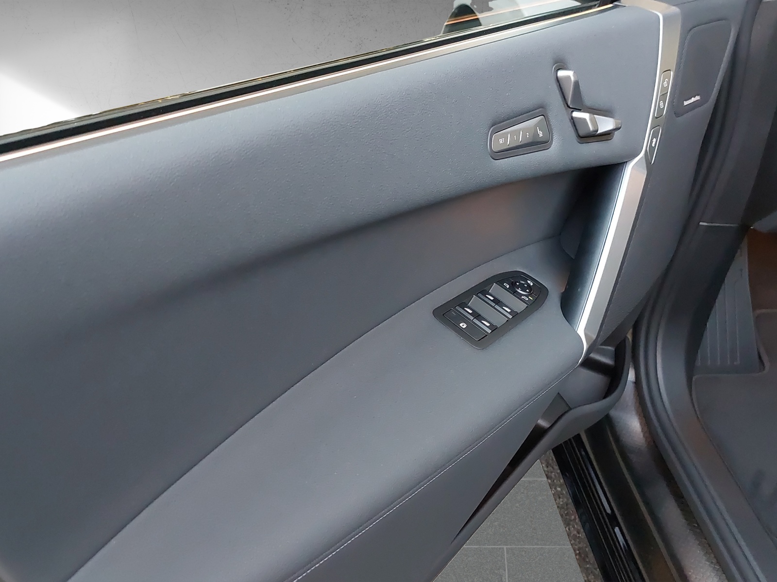 BMW iX xDrive60 M Sport Pro-image-14