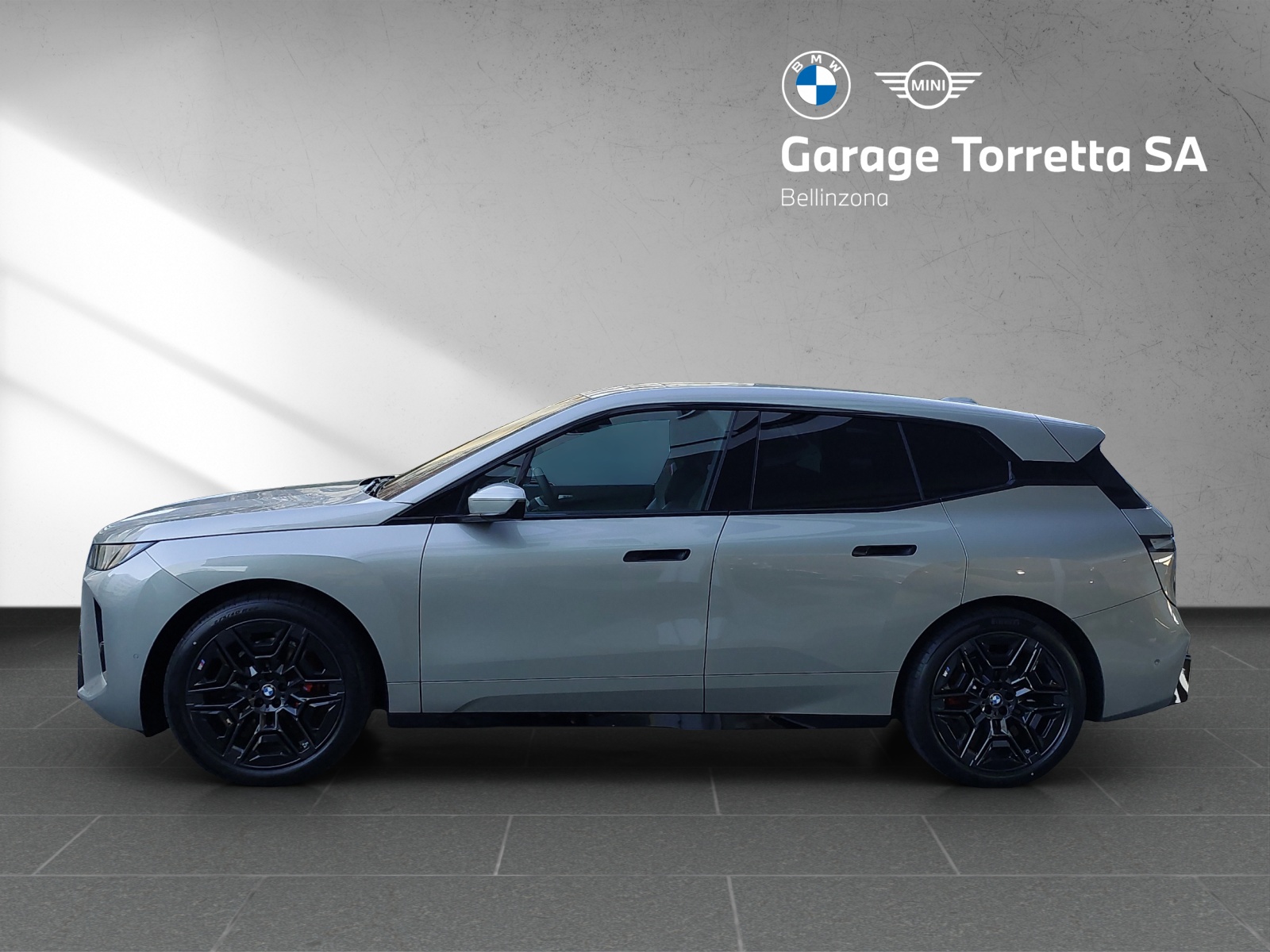BMW iX xDrive60 M Sport Pro-showroom-element-1