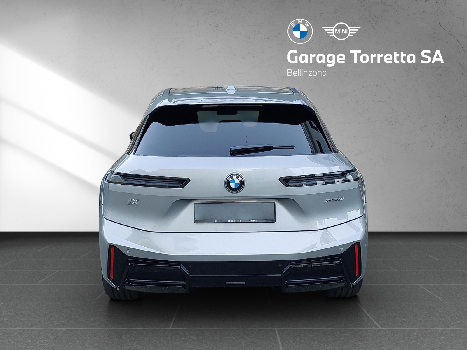 BMW iX xDrive60 M Sport Pro-showroom-element-3