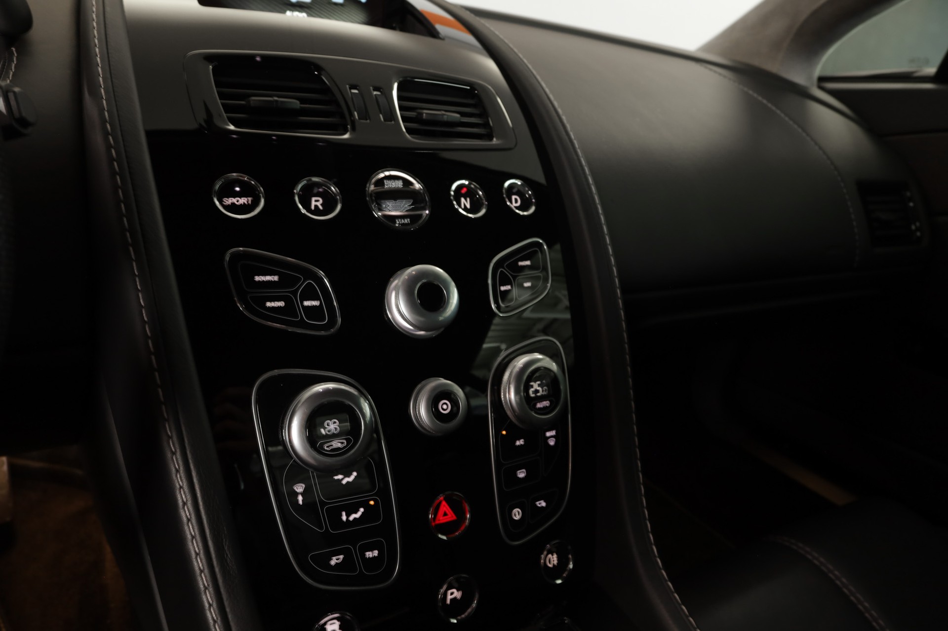 ASTON MARTIN V8 Vantage 4.7 Sportshift-image-10