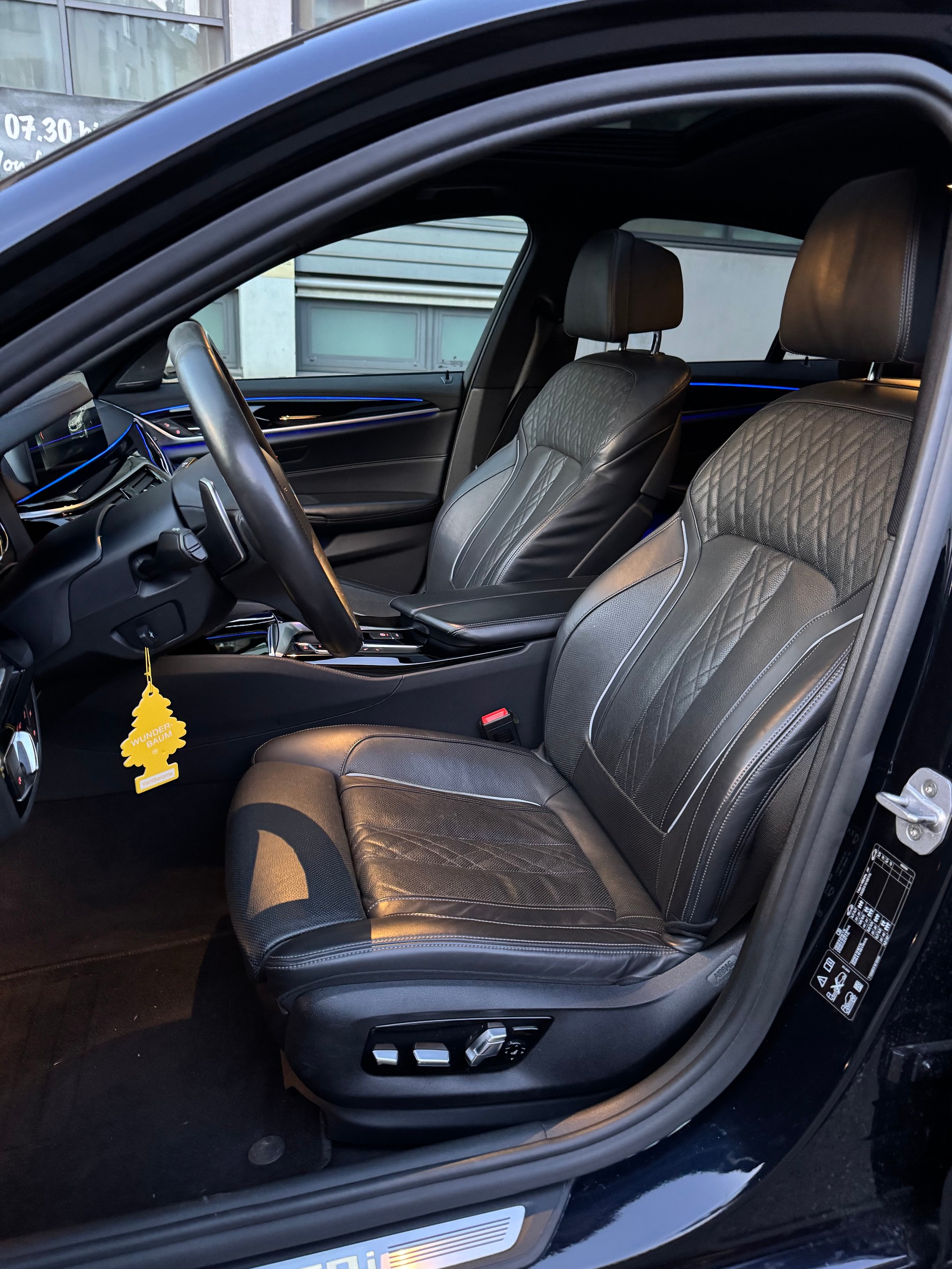 BMW M550i xDrive Steptronic-image-11