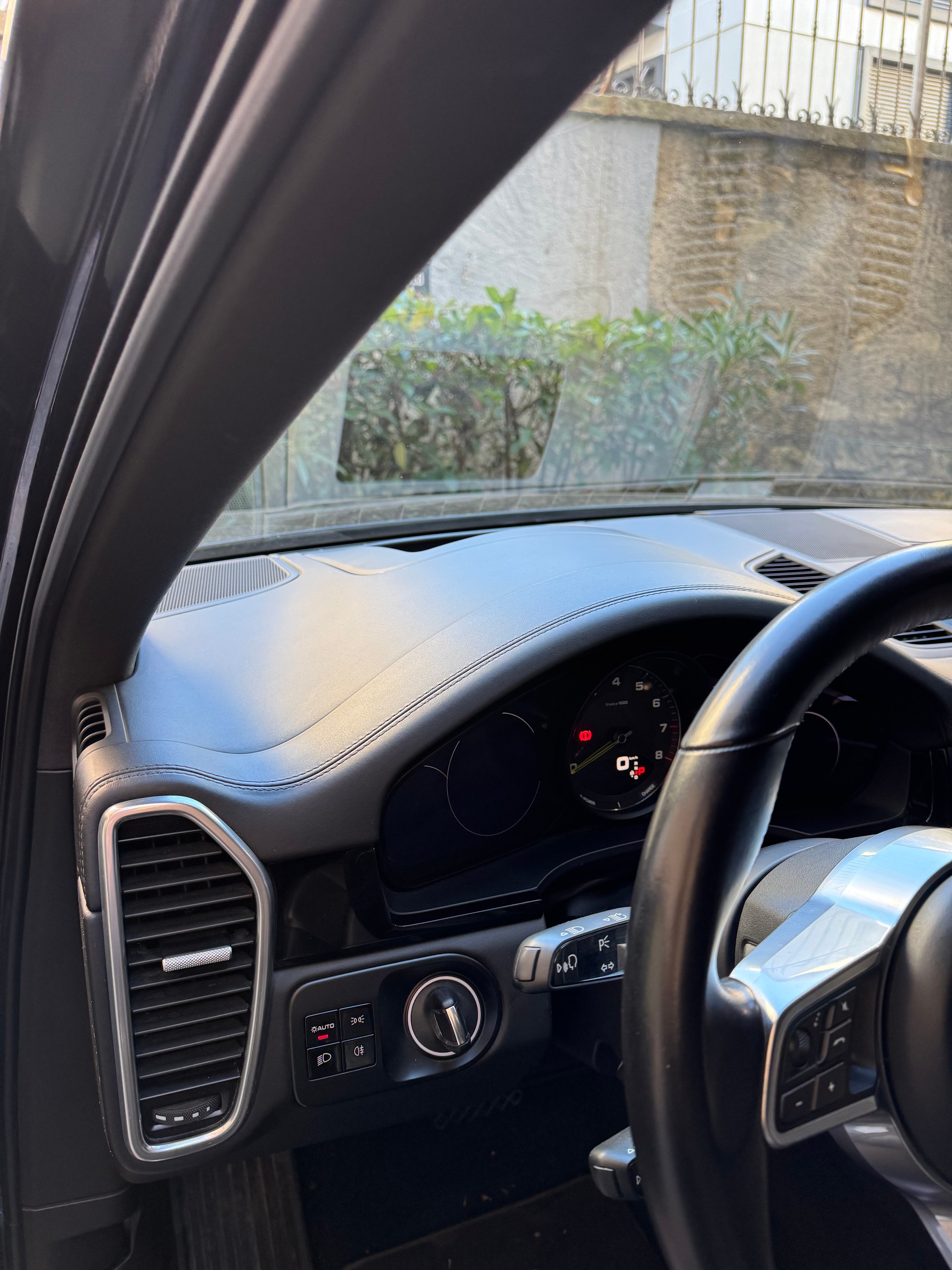 PORSCHE Cayenne E-Hybrid-image-2