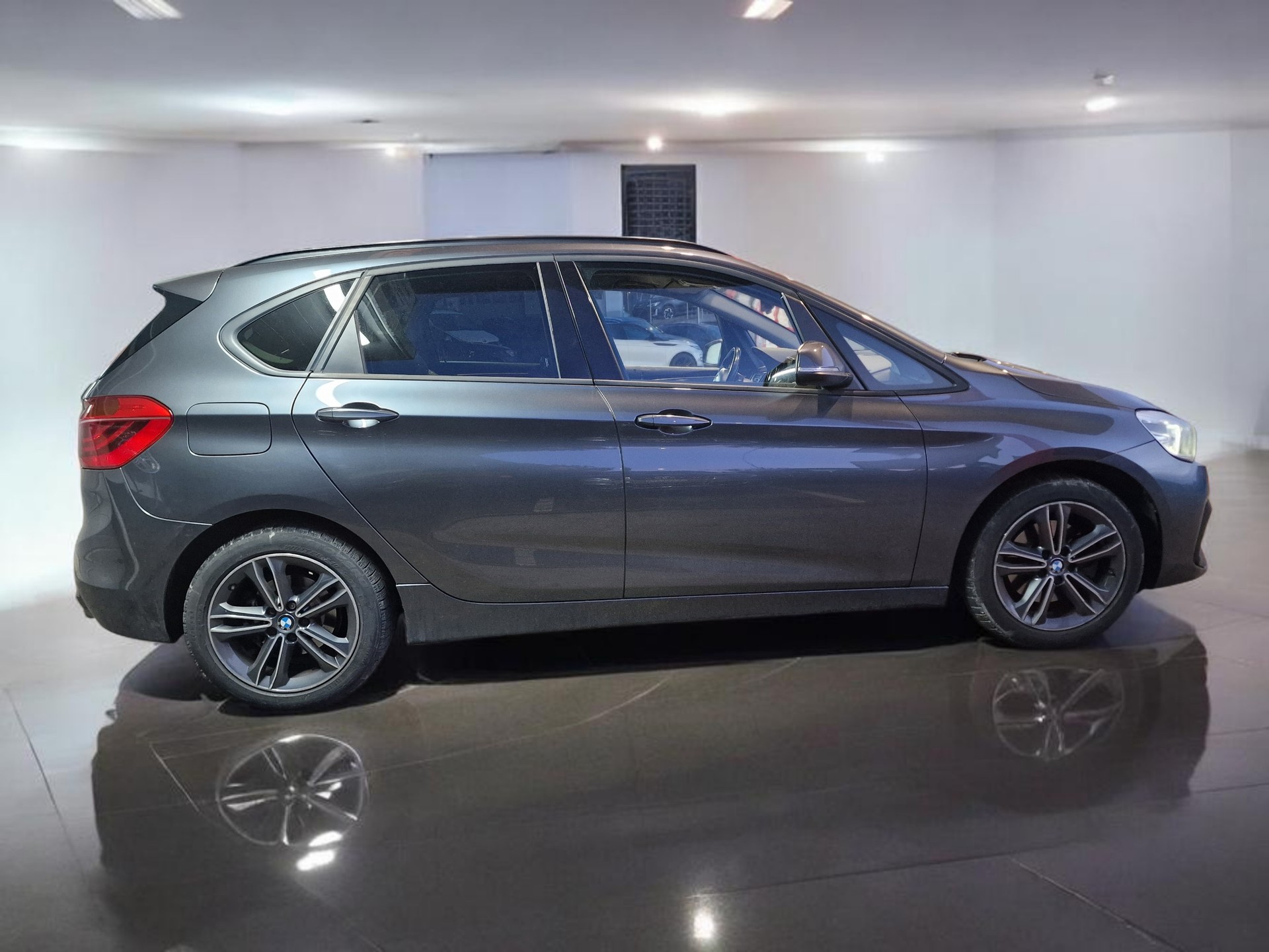 BMW 220d xDrive Active Tourer Steptronic Sport Line AHK 8xReif 12Mt Gara-showroom-element-3