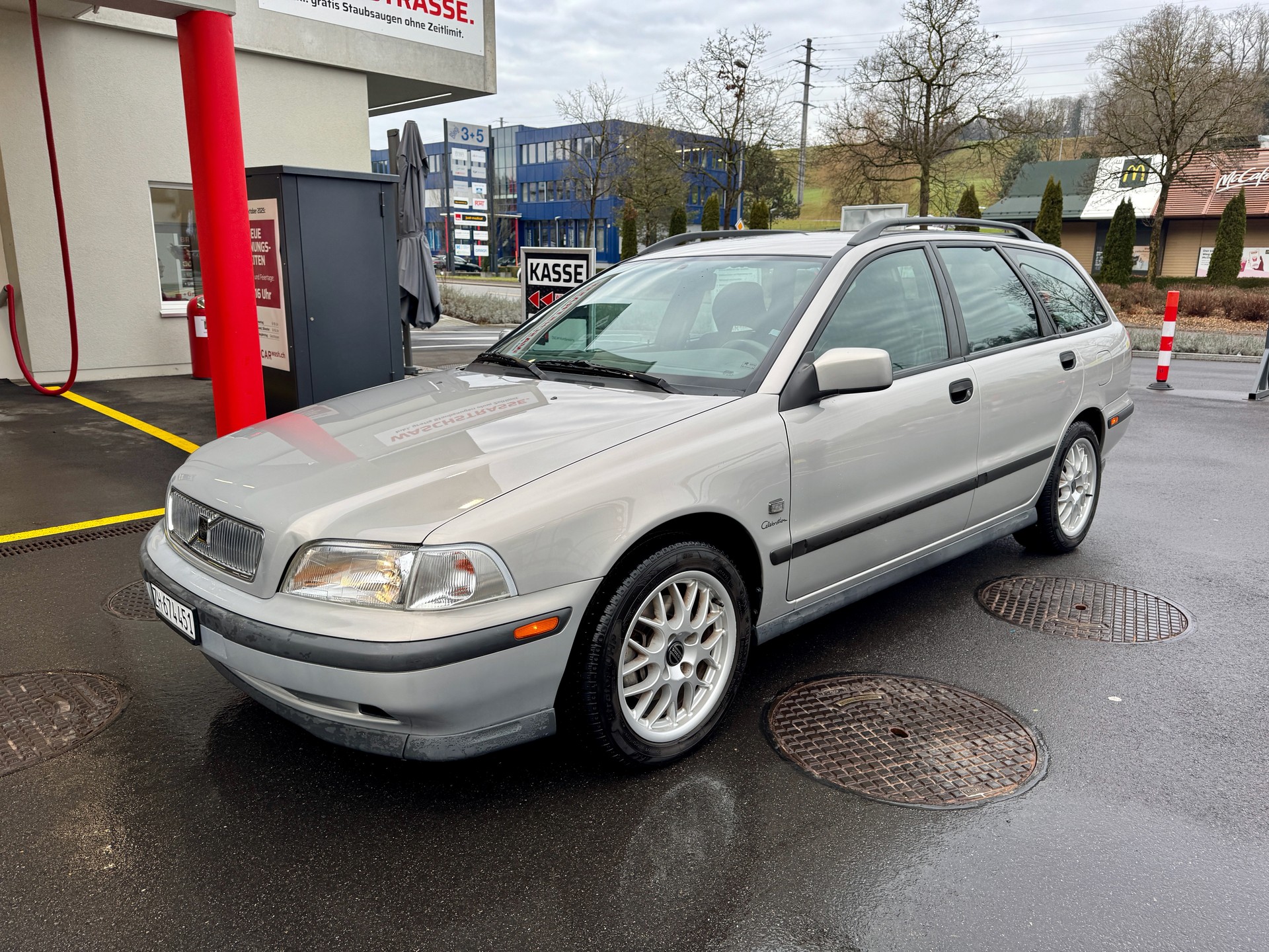 VOLVO V40 2.0 Celebration-image-0
