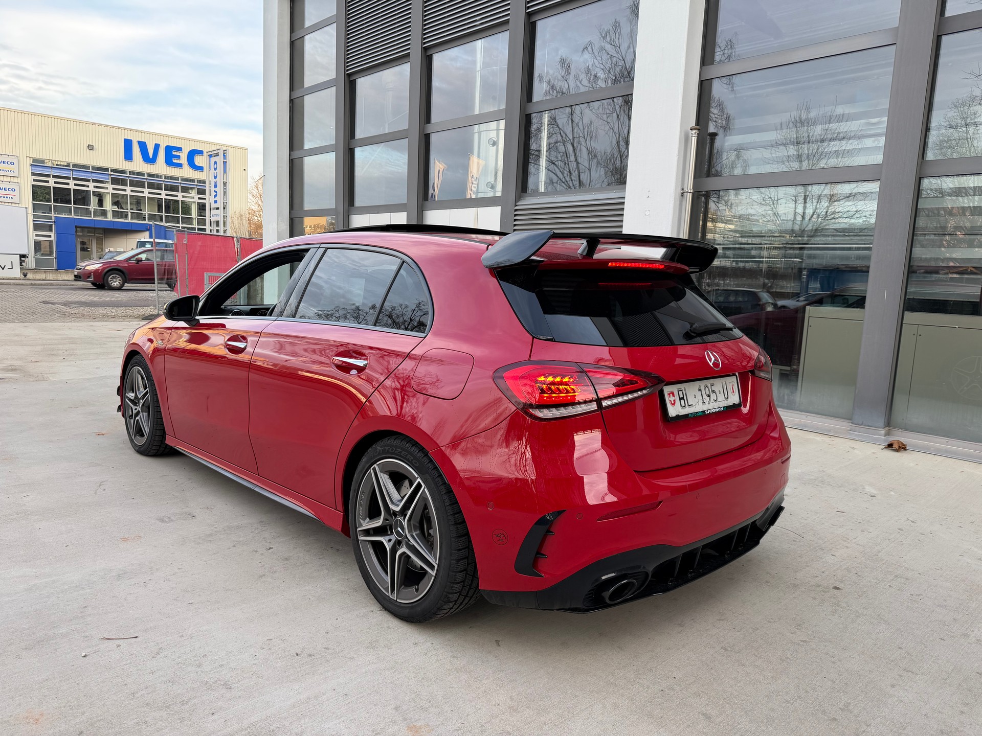 MERCEDES-BENZ A 35 AMG 4Matic Speedshift-showroom-element-2