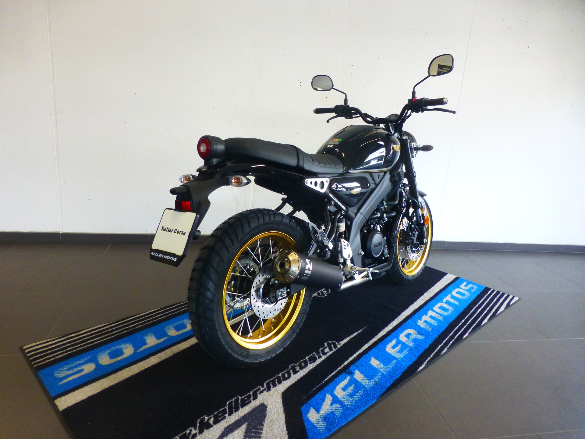 YAMAHA XSR 125 Legacy Akrapovic-showroom-element-3