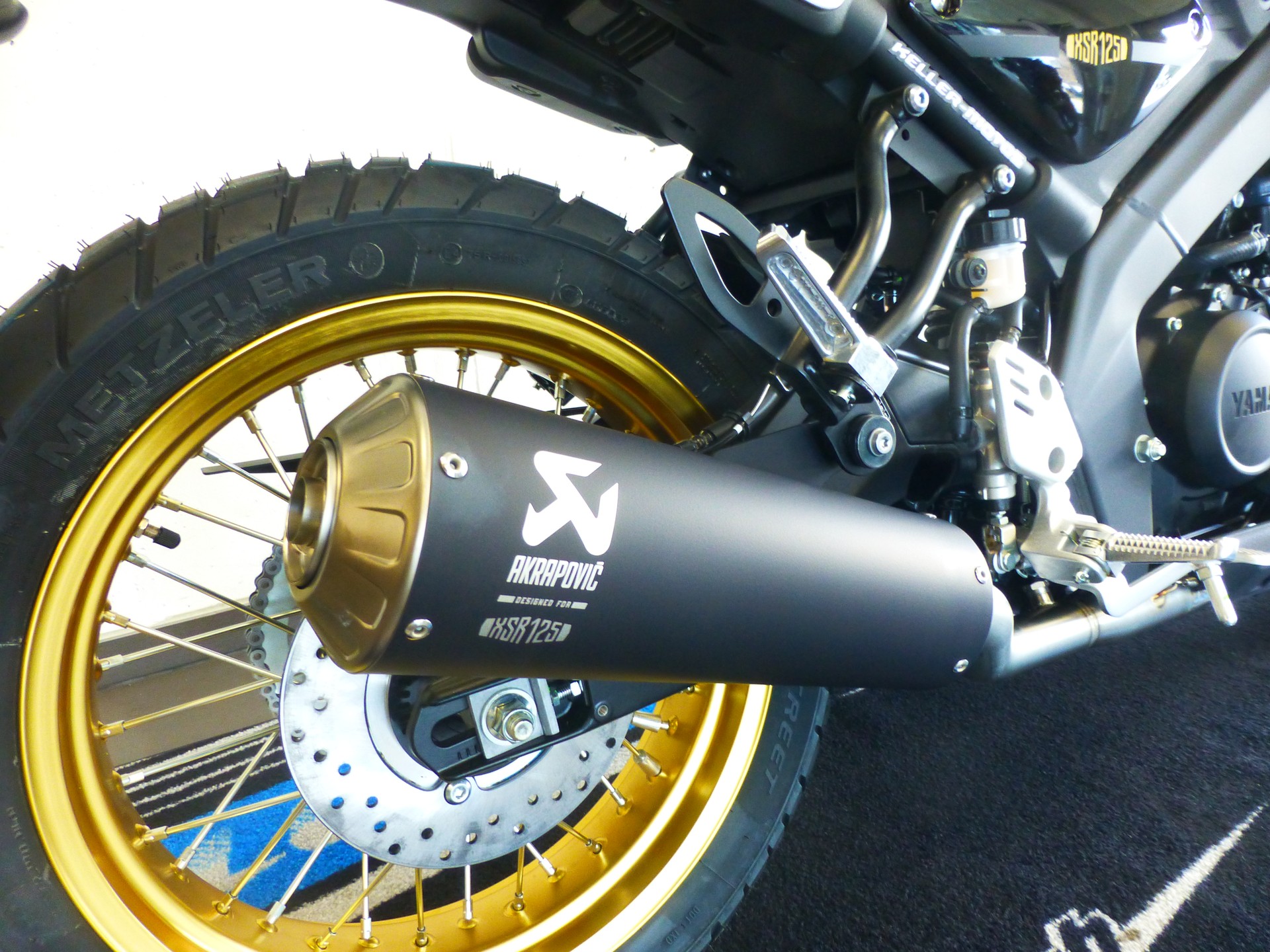 YAMAHA XSR 125 Legacy Akrapovic-image-4