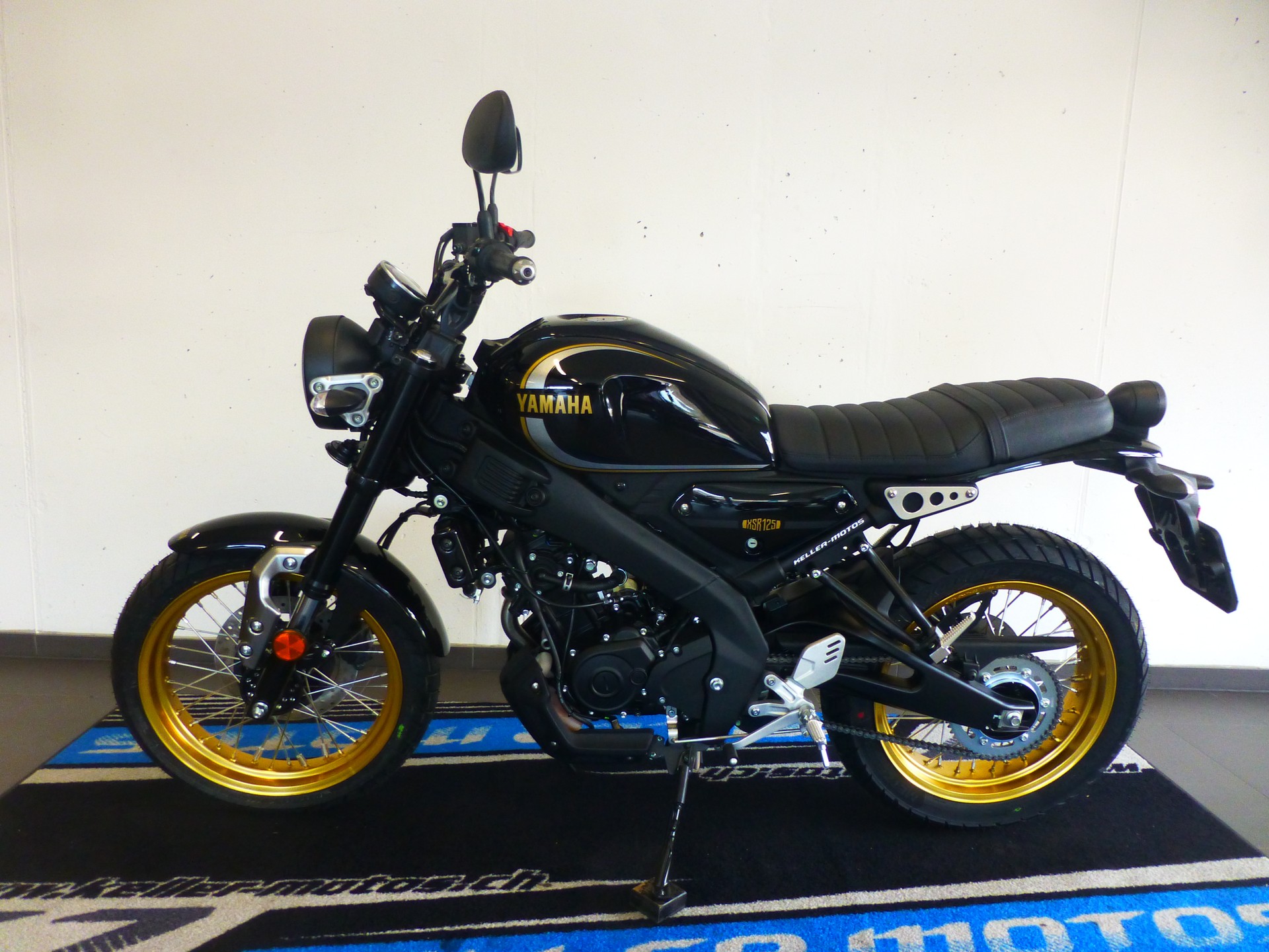 YAMAHA XSR 125 Legacy Akrapovic-showroom-element-1