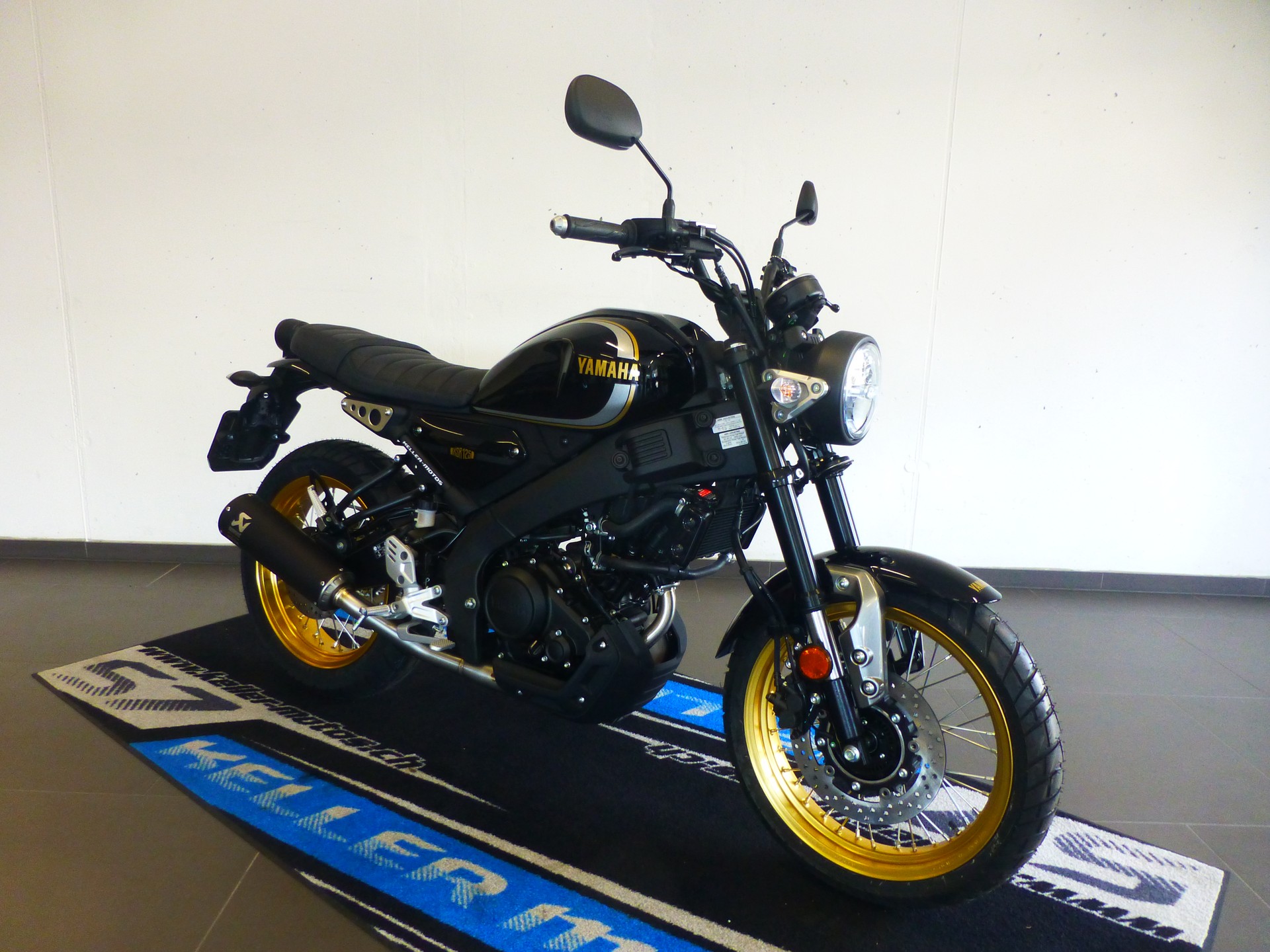 YAMAHA XSR 125 Legacy Akrapovic-showroom-element-2