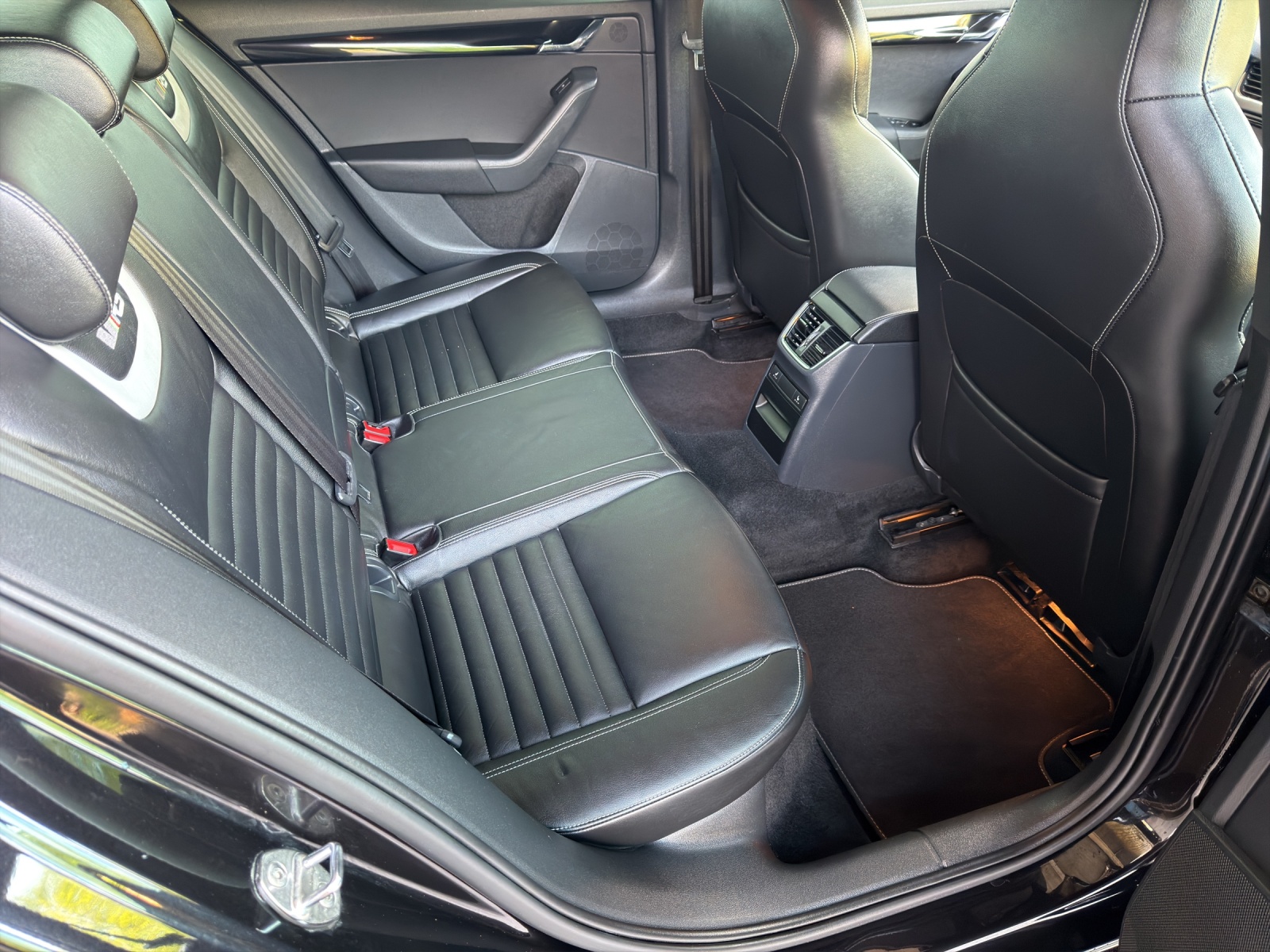 SKODA Octavia Combi 2.0 TSI RS 230 DSG-image-12