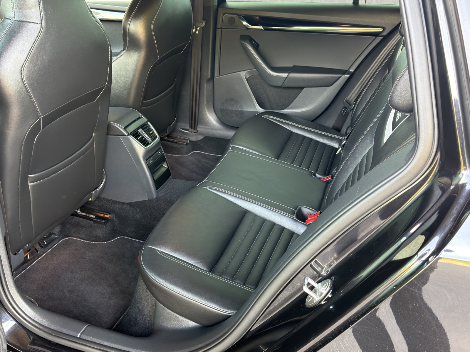 SKODA Octavia Combi 2.0 TSI RS 230 DSG-image-13