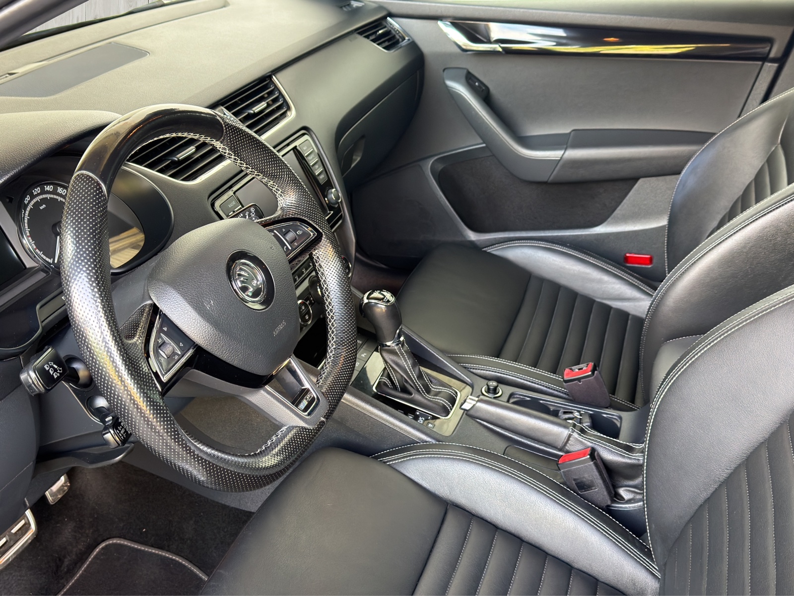 SKODA Octavia Combi 2.0 TSI RS 230 DSG-image-10