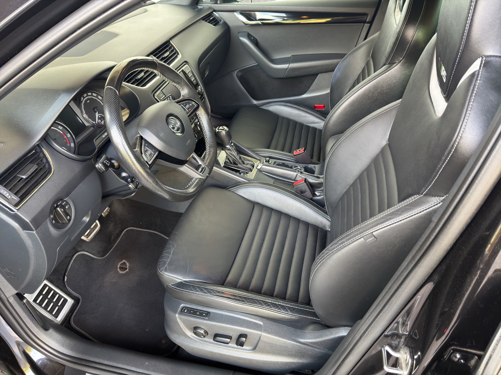 SKODA Octavia Combi 2.0 TSI RS 230 DSG-image-9