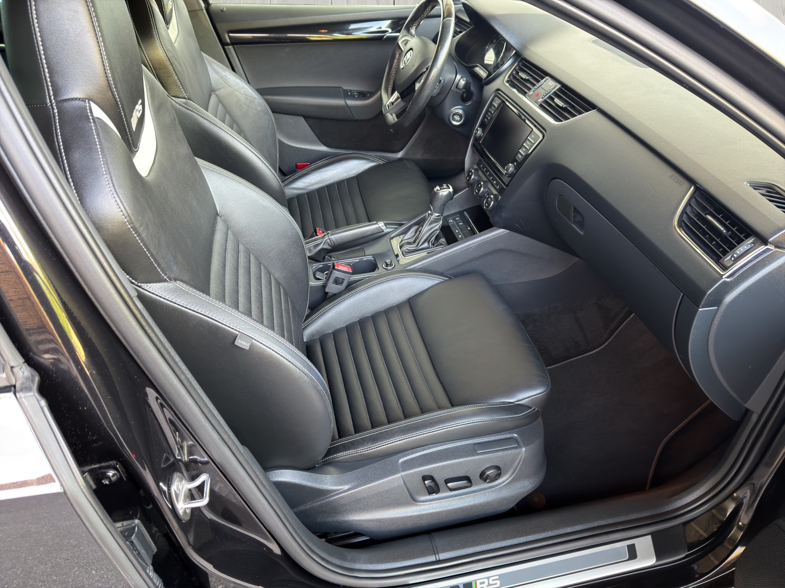 SKODA Octavia Combi 2.0 TSI RS 230 DSG-image-11