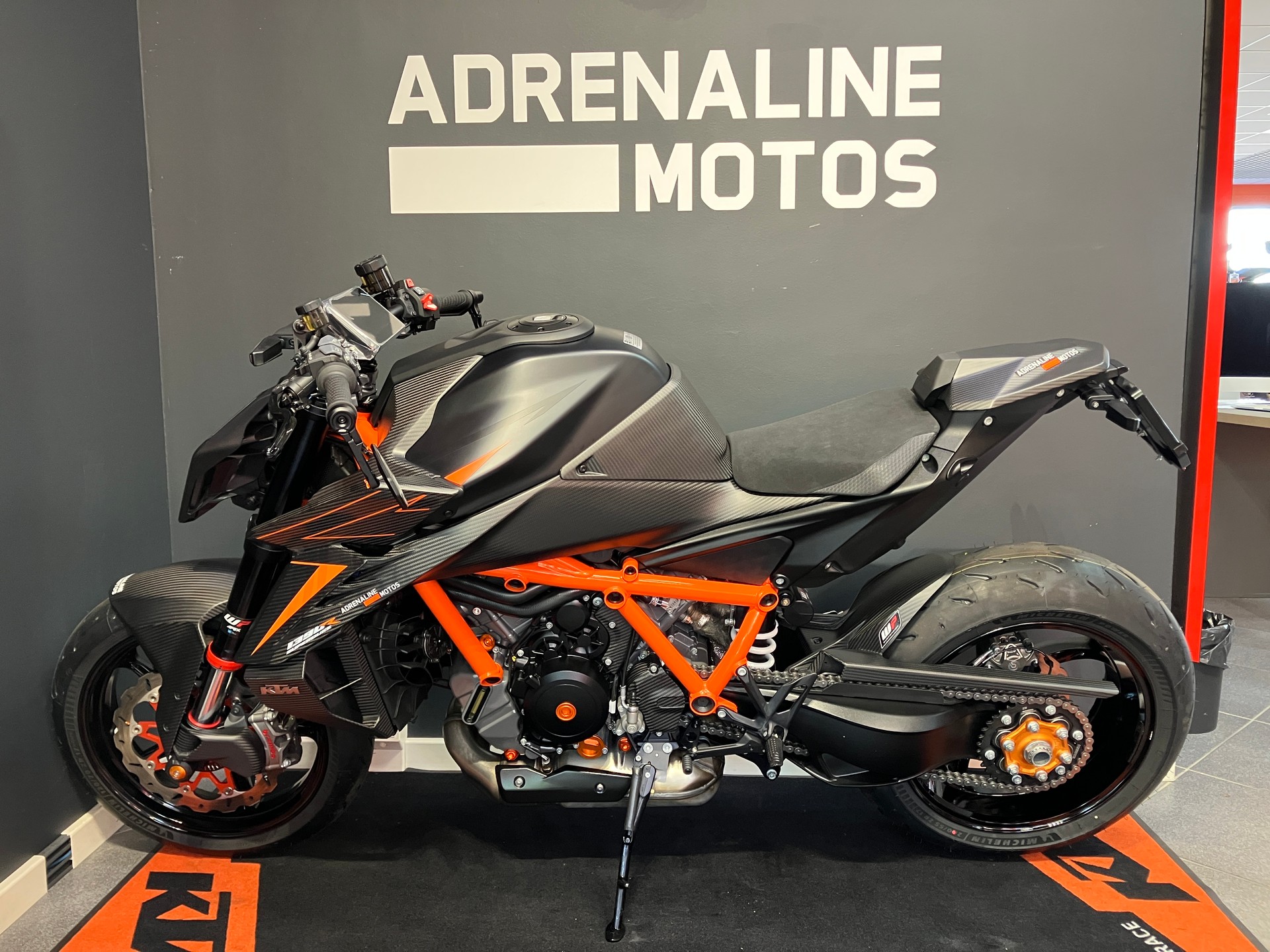 KTM 1390 Super Duke R-showroom-element-3