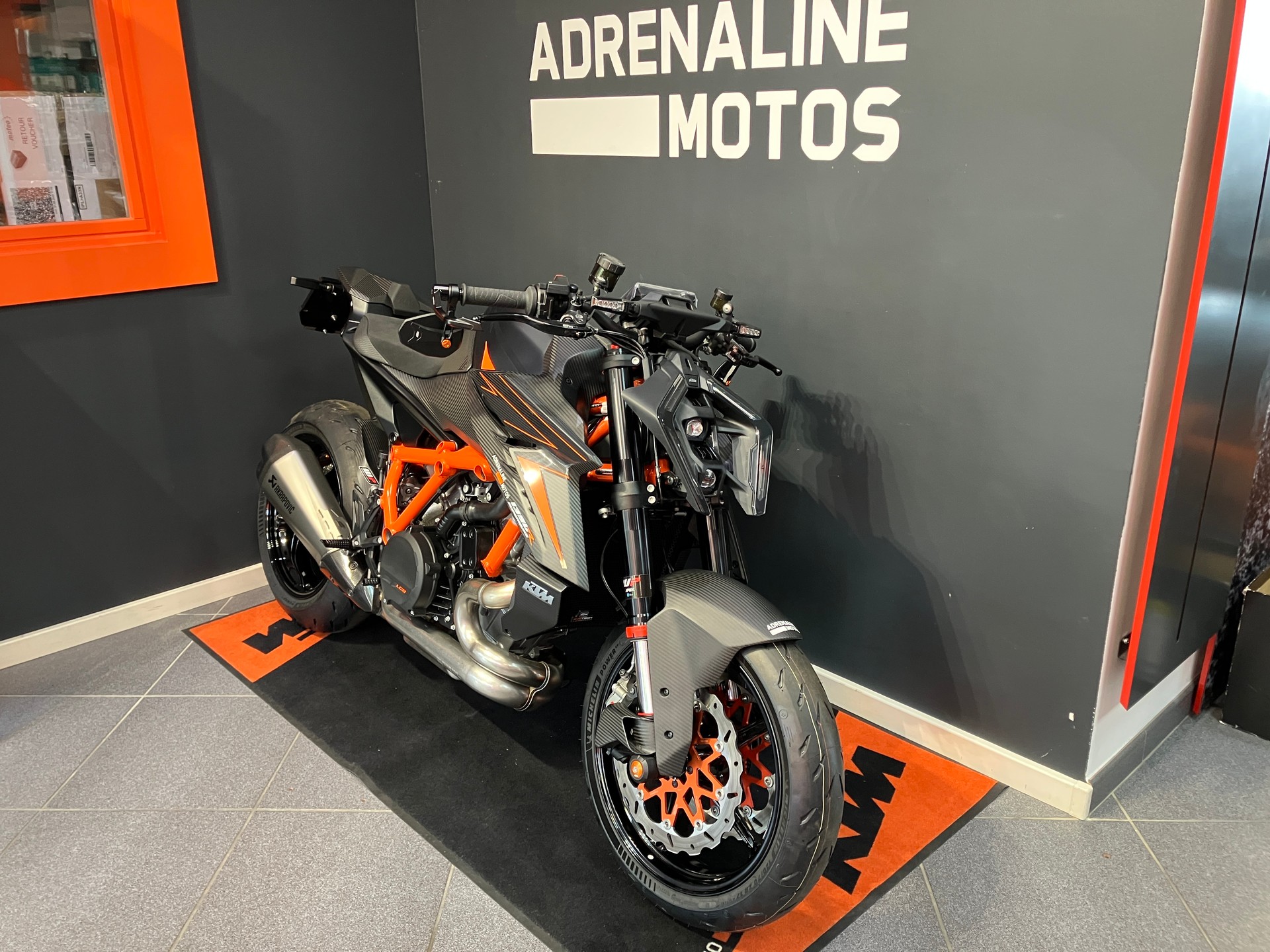 KTM 1390 Super Duke R-showroom-element-2