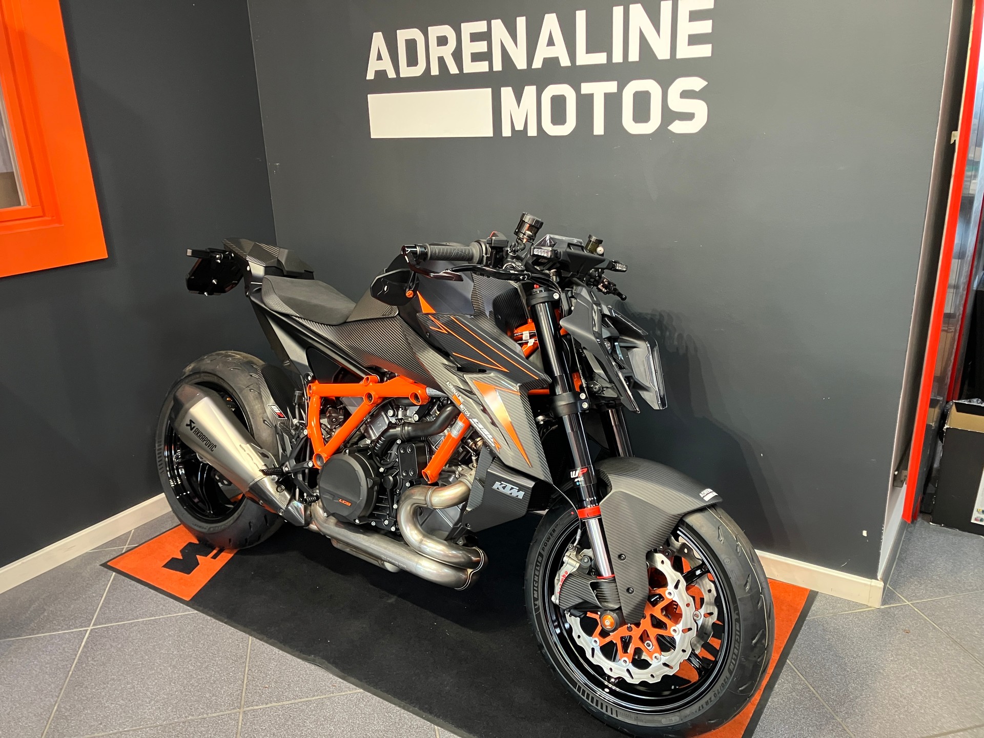 KTM 1390 Super Duke R-showroom-element-1