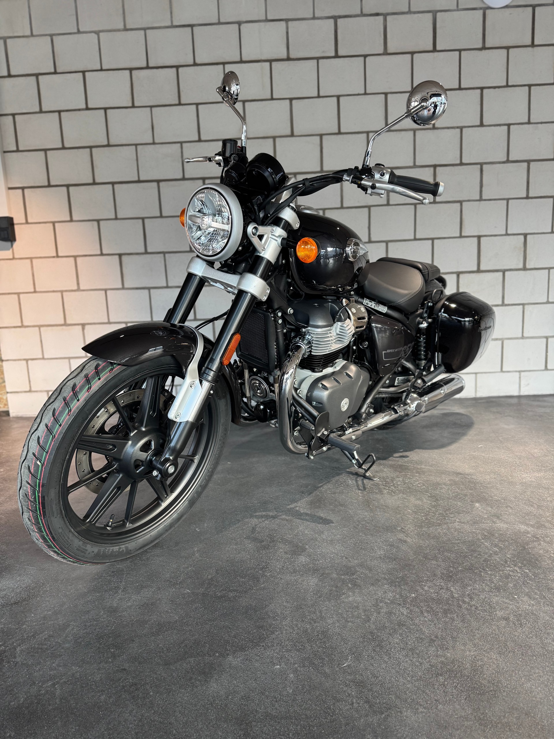 ROYAL ENFIELD Super Meteor 650 Astral-showroom-element-1