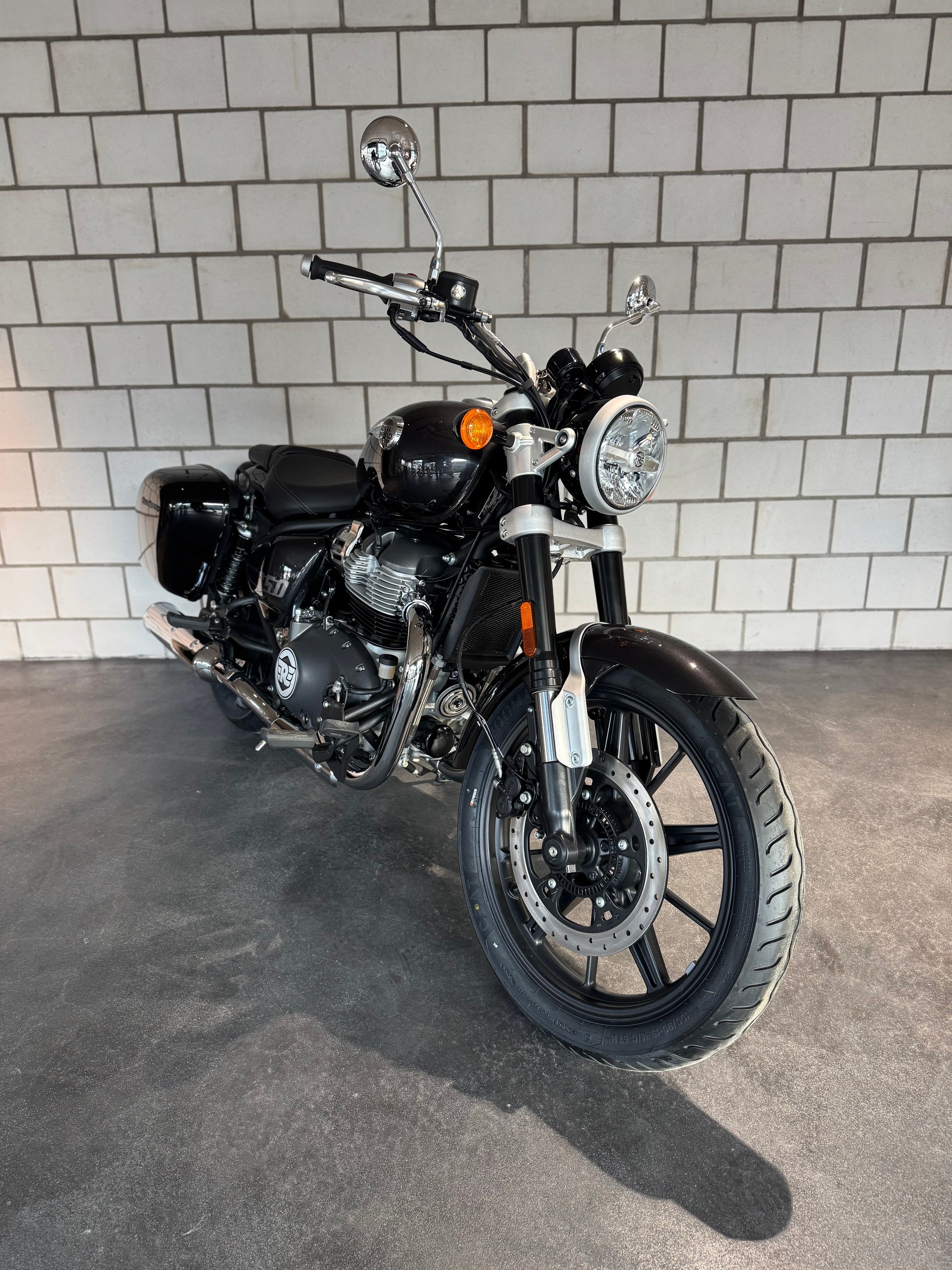 ROYAL ENFIELD Super Meteor 650 Astral-showroom-element-2