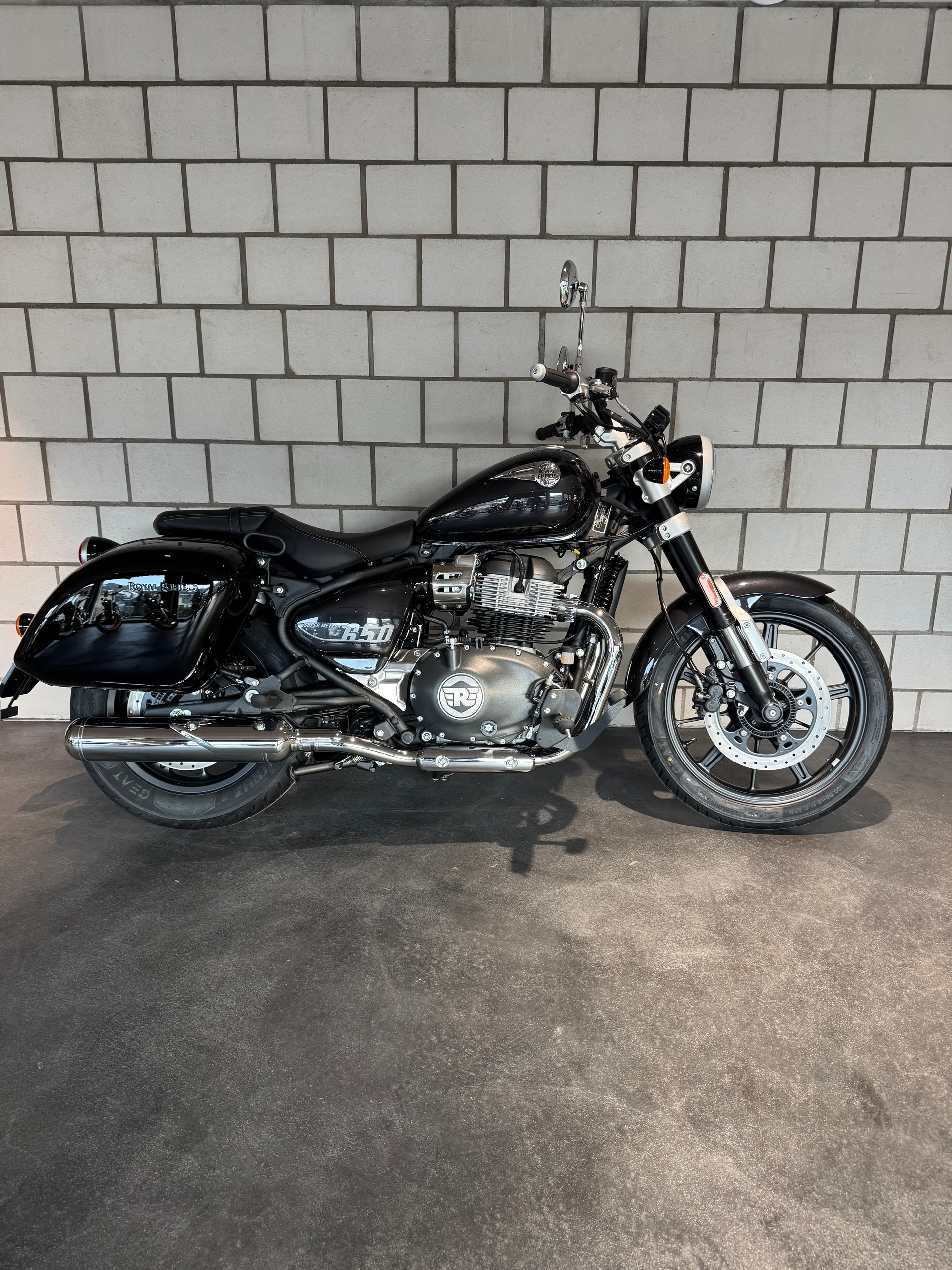 ROYAL ENFIELD Super Meteor 650 Astral-showroom-element-3