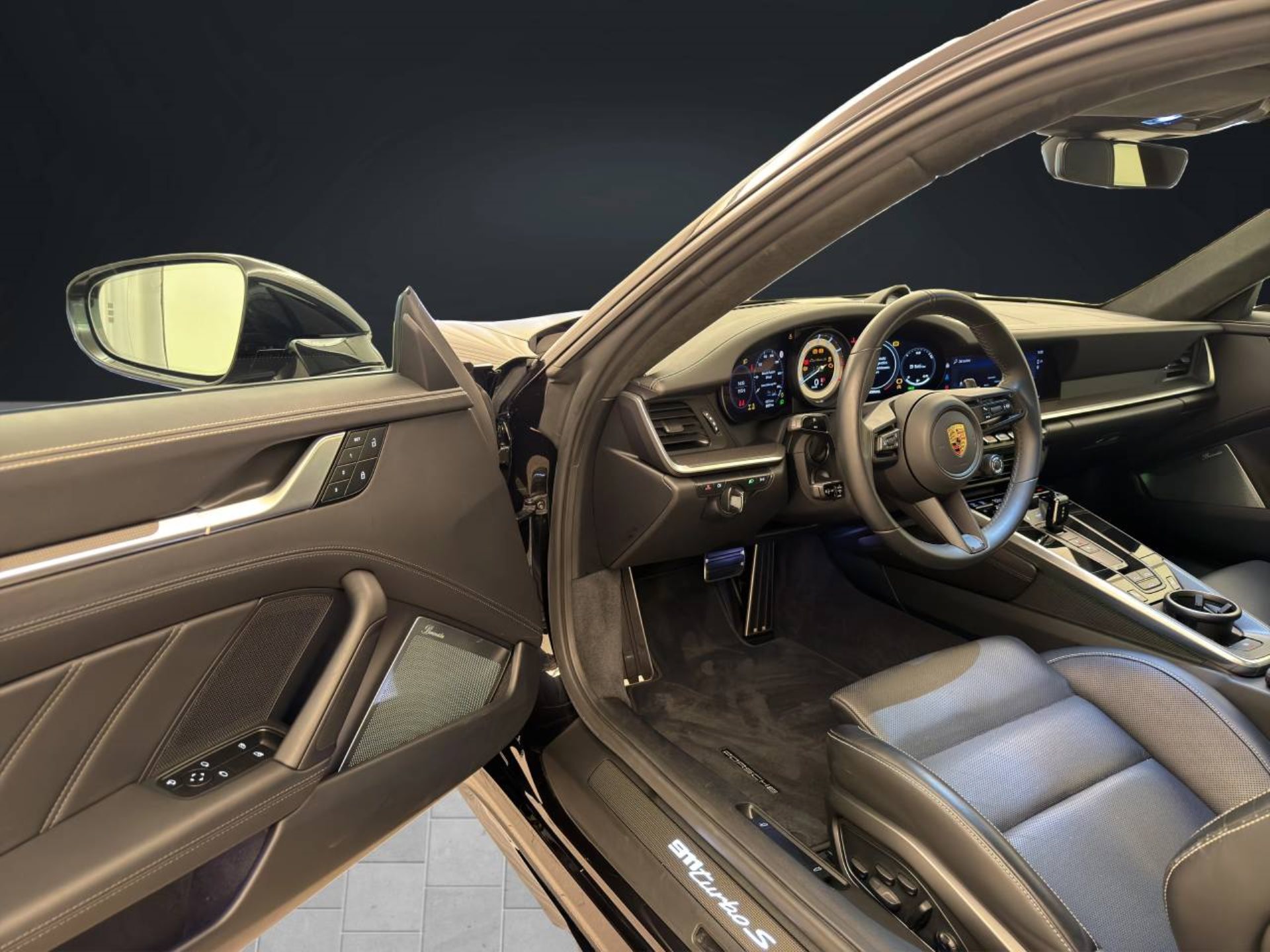 PORSCHE 911 Turbo S-image-3