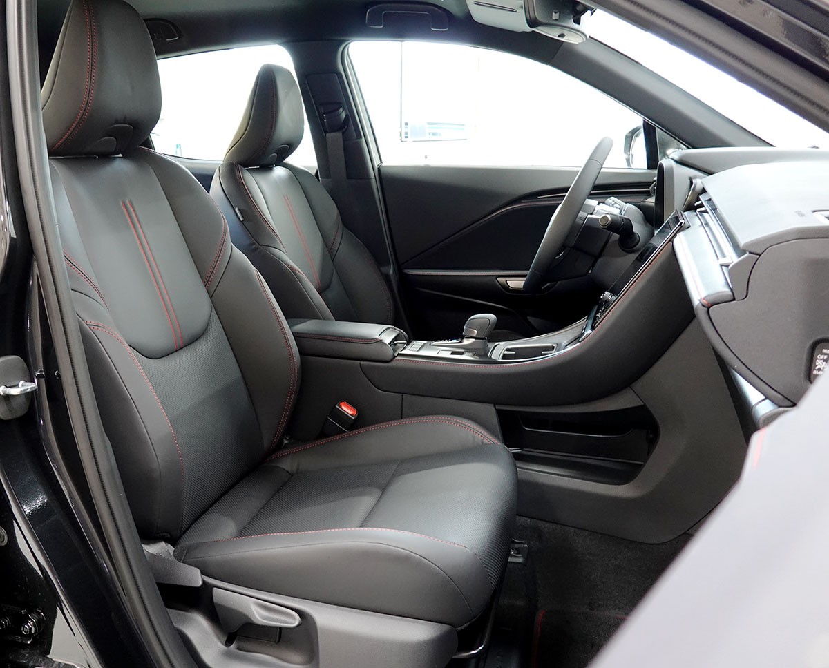 LEXUS LBX FWD Elegant CVT-showroom-element-3