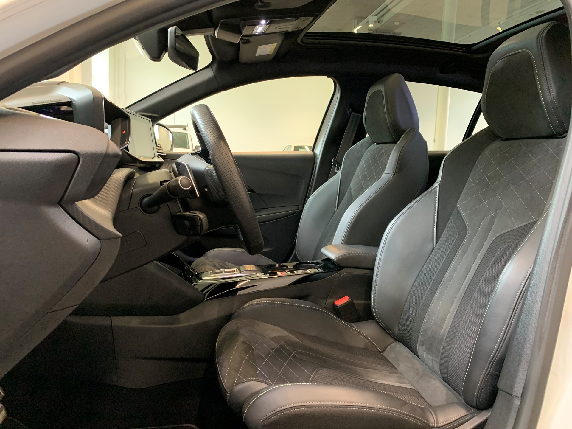 PEUGEOT 208 1.2 PureTech GT EAT8-image-8