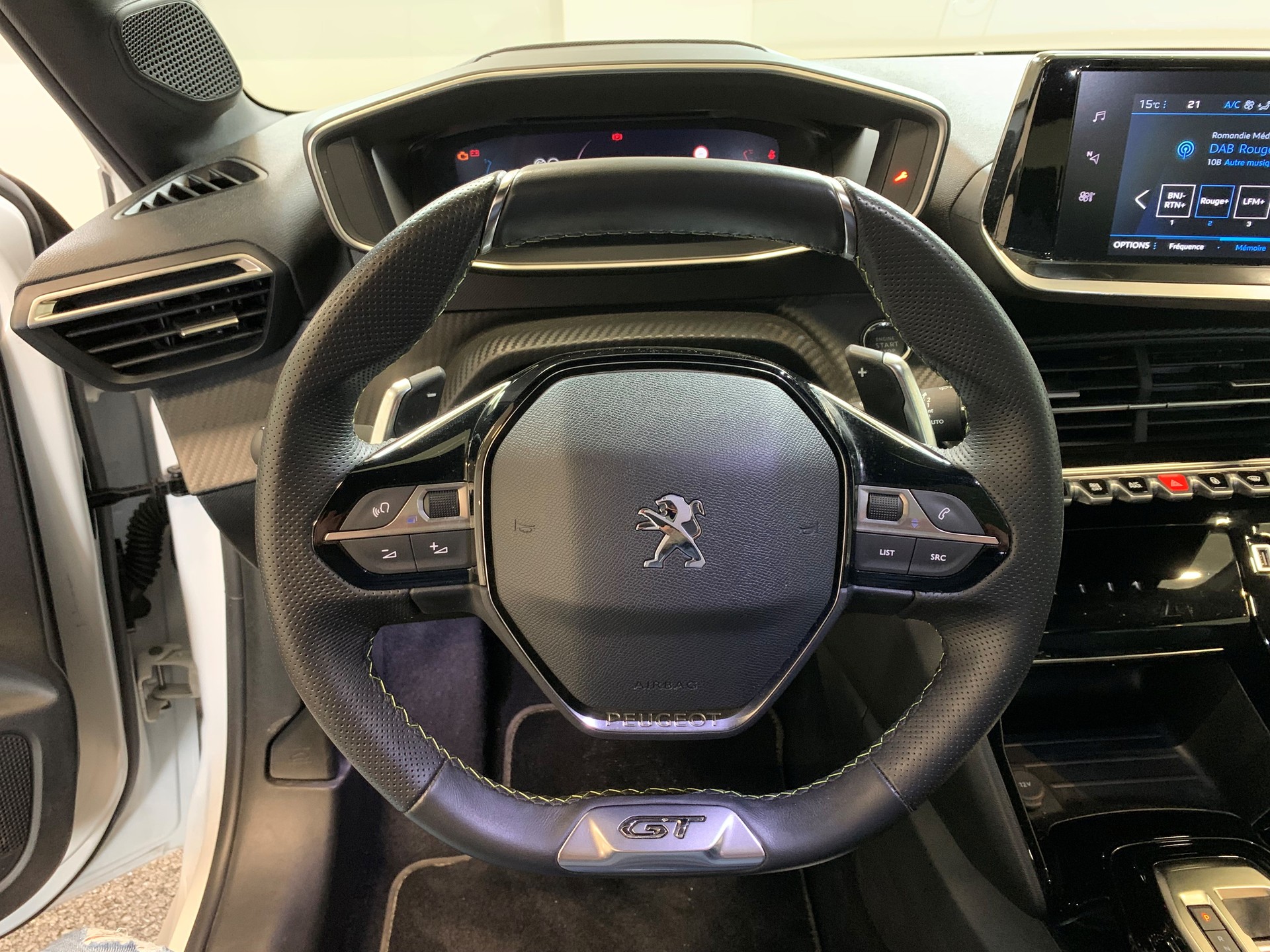 PEUGEOT 208 1.2 PureTech GT EAT8-image-11