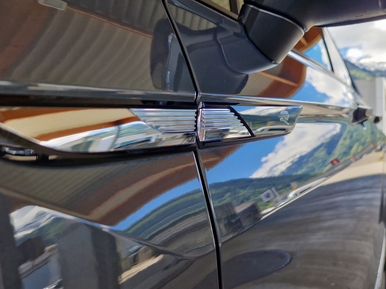 VW Tiguan 2.0TSI R 4Motion DSG-image-16