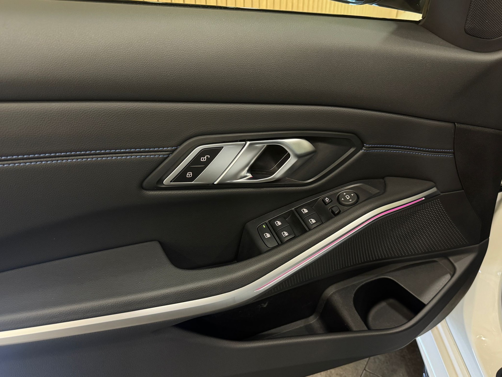 BMW 320d xDrive 48V Steptronic M Sport Facelift-image-16