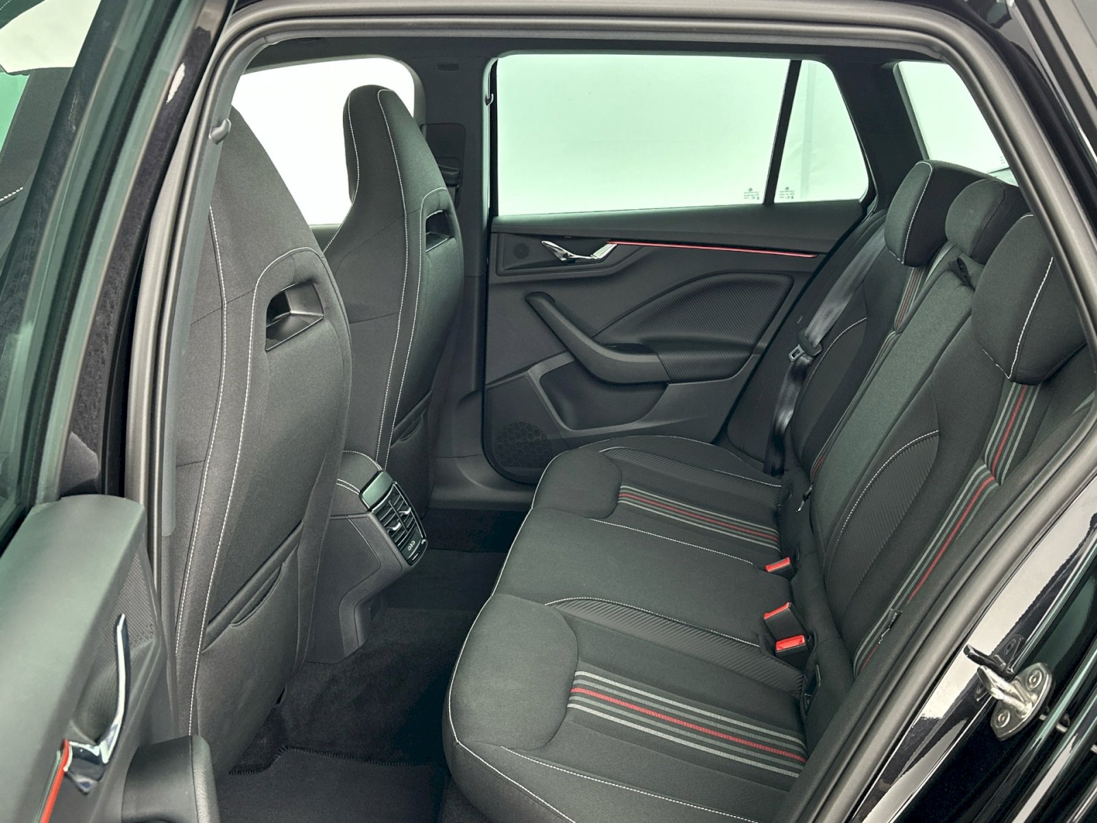 SKODA Kamiq 1.5 TSI Monte Carlo DSG 150PS • Facelift • Panorama-Glasdach • Elektr. AHK • Garantie bis 12.2030 inkl. Winterräder-image-7