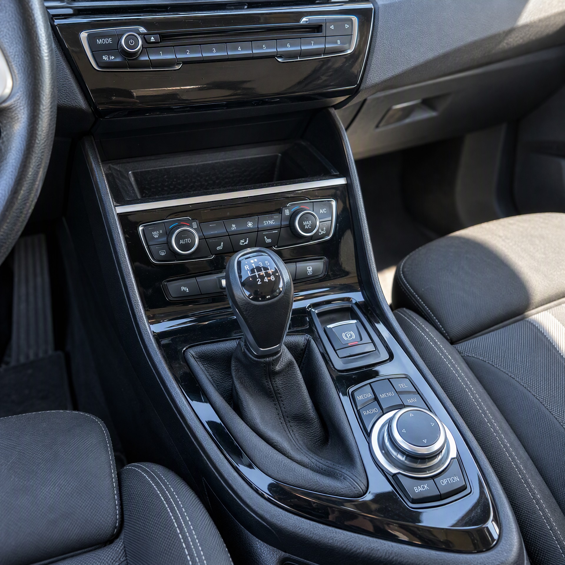 BMW 218i Active Tourer-image-12