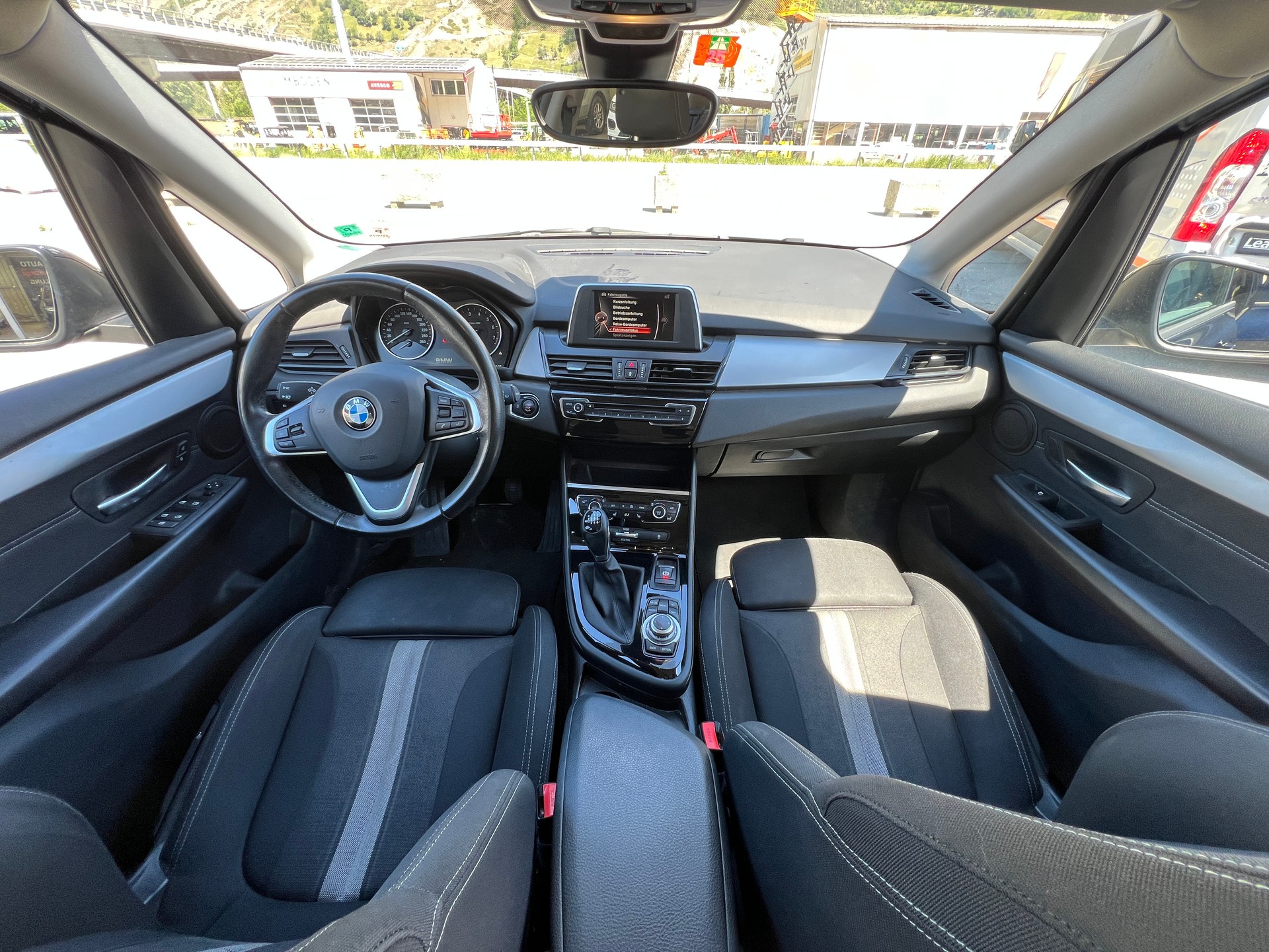 BMW 218i Active Tourer-image-13