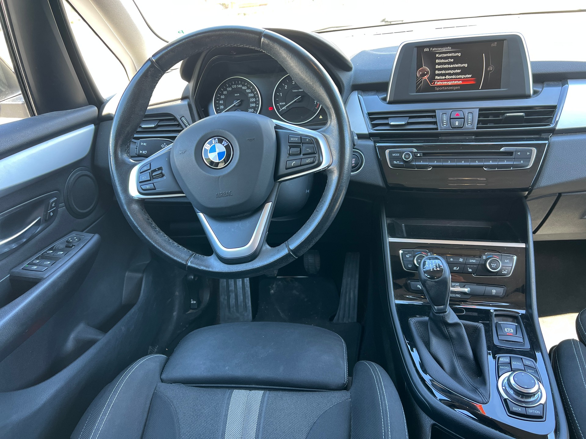 BMW 218i Active Tourer-image-11