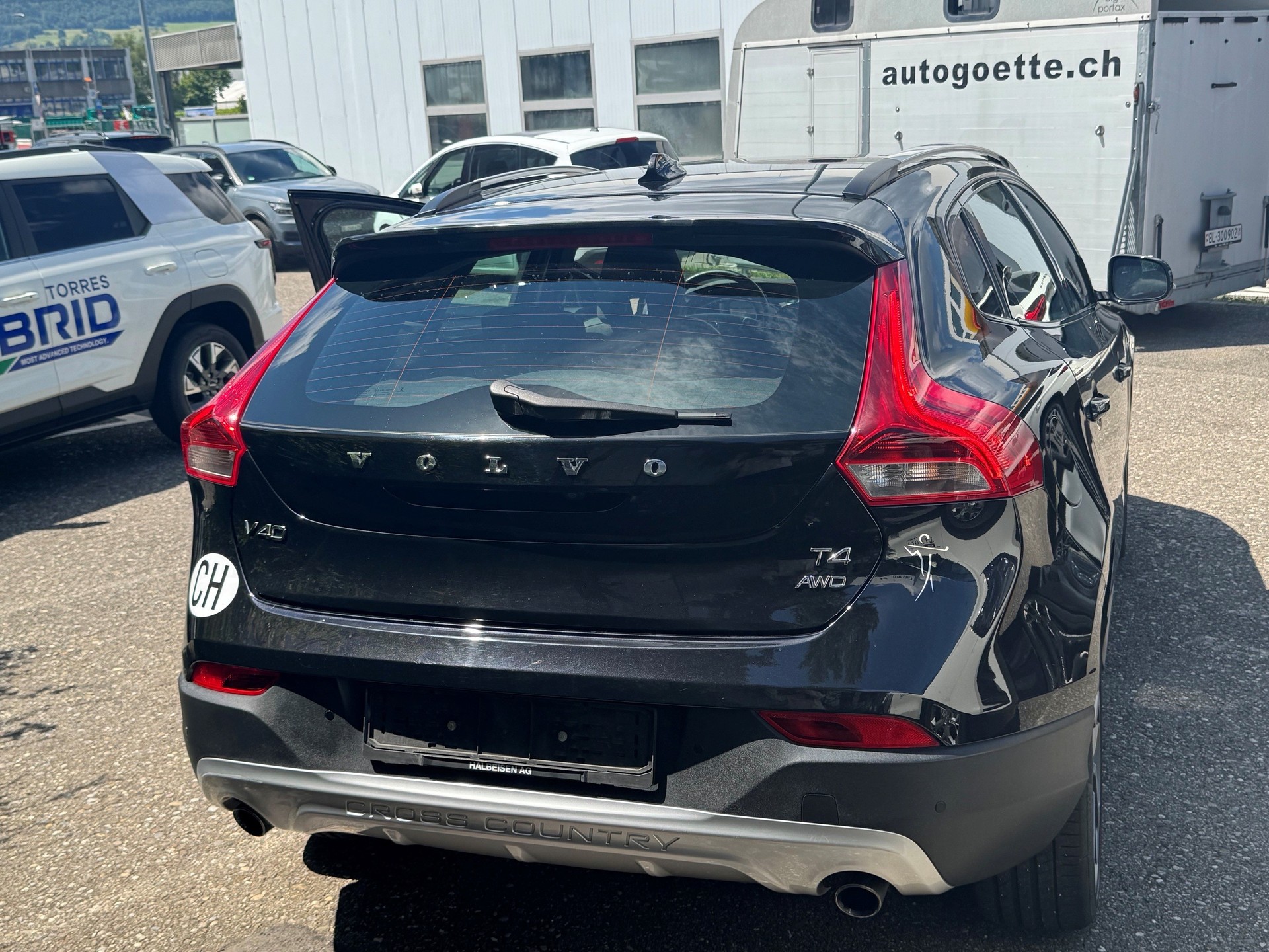 VOLVO V40 Cross Country T4 2.0 AWD Momentum Geartronic-showroom-element-3