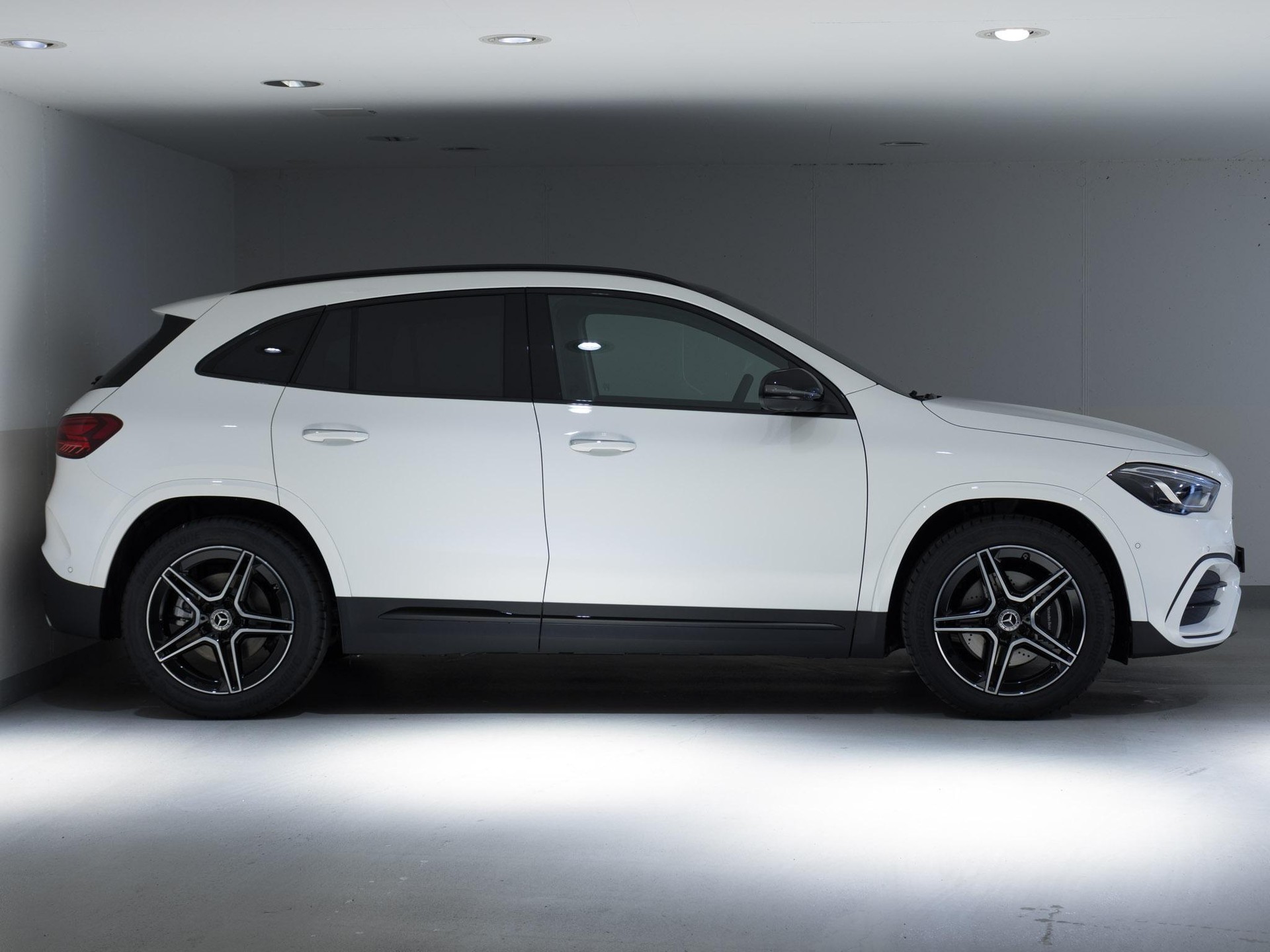 MERCEDES-BENZ GLA 220 d 4MATIC-image-1