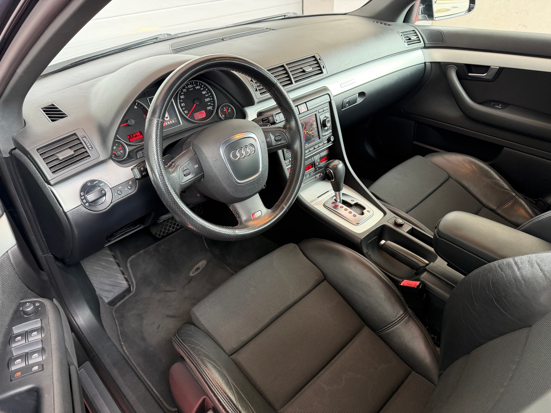 AUDI A4 Avant 3.0 V6 TDI quattro-image-8