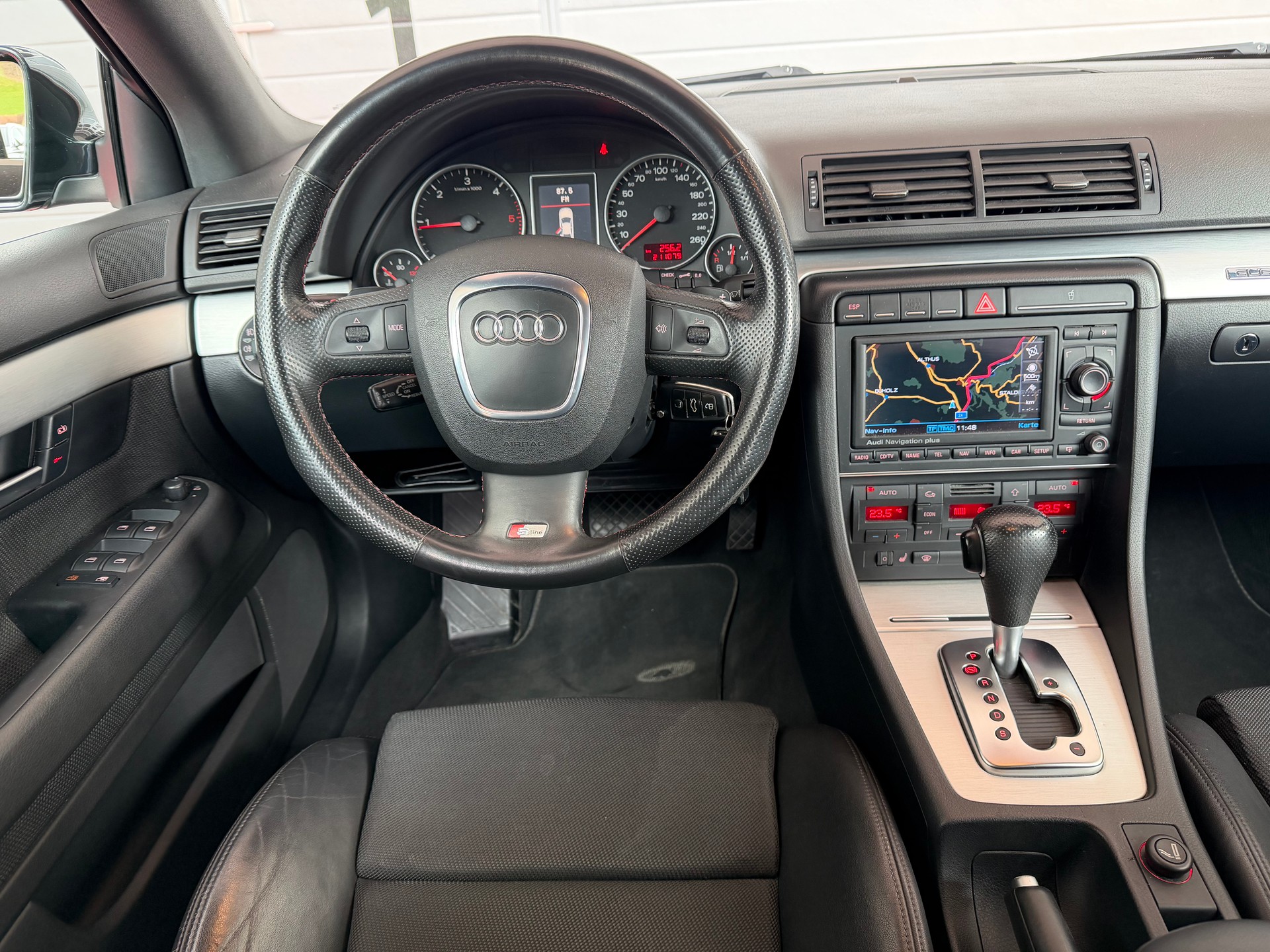 AUDI A4 Avant 3.0 V6 TDI quattro-image-9