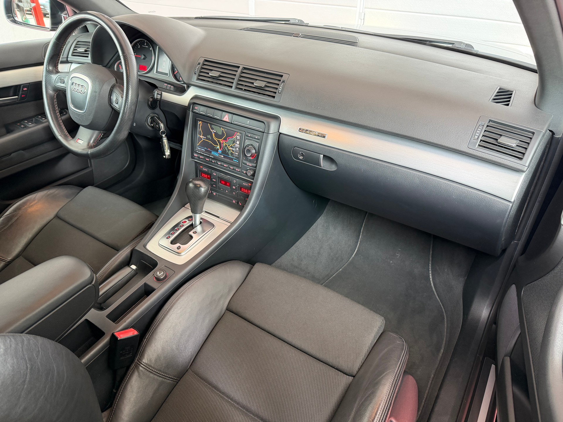 AUDI A4 Avant 3.0 V6 TDI quattro-image-12