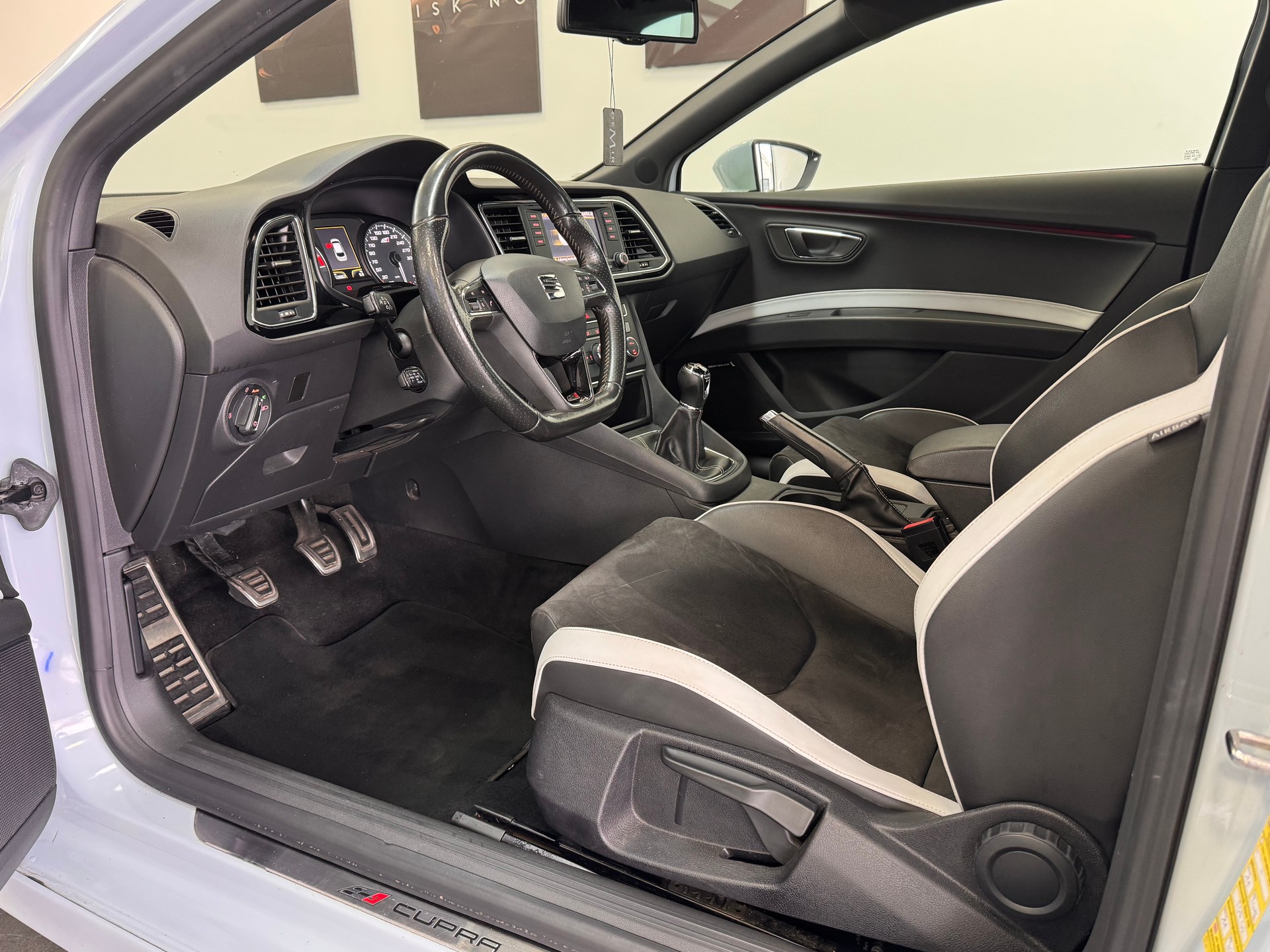 SEAT Leon SC 2.0 TSI Cupra 280 *Schalensitze / RIEGER Auspuffanlage / RIEGER Ansaugung / Pack Black Line / ACC*-image-6