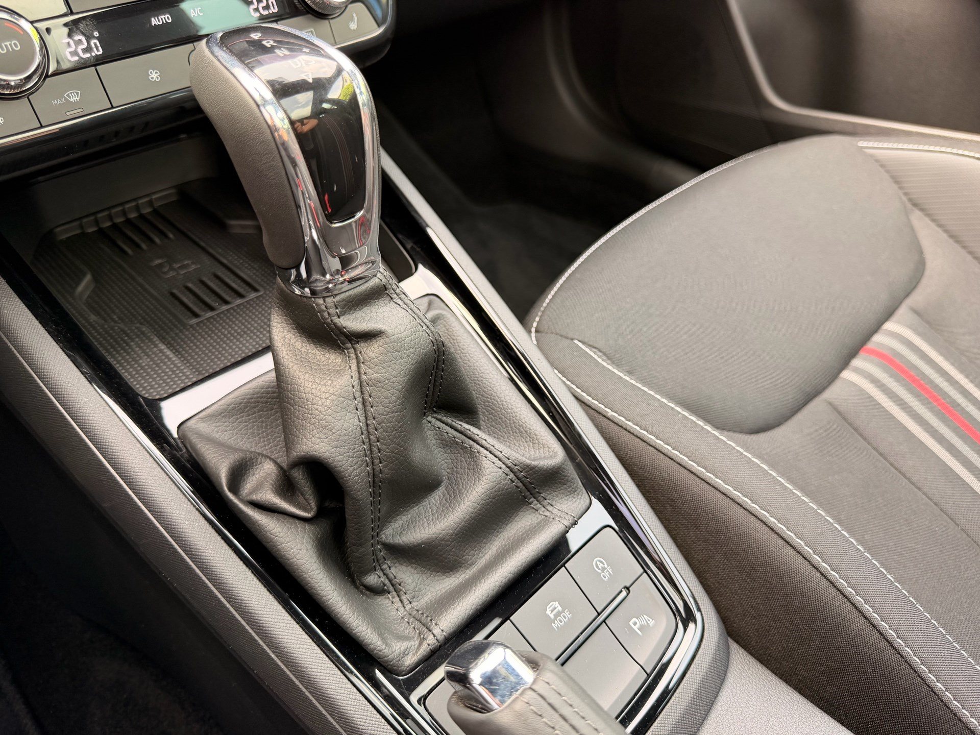 SKODA Kamiq Monte Carlo *** 5 JAHRE SKODA WERKSGARANTIE ***-image-22