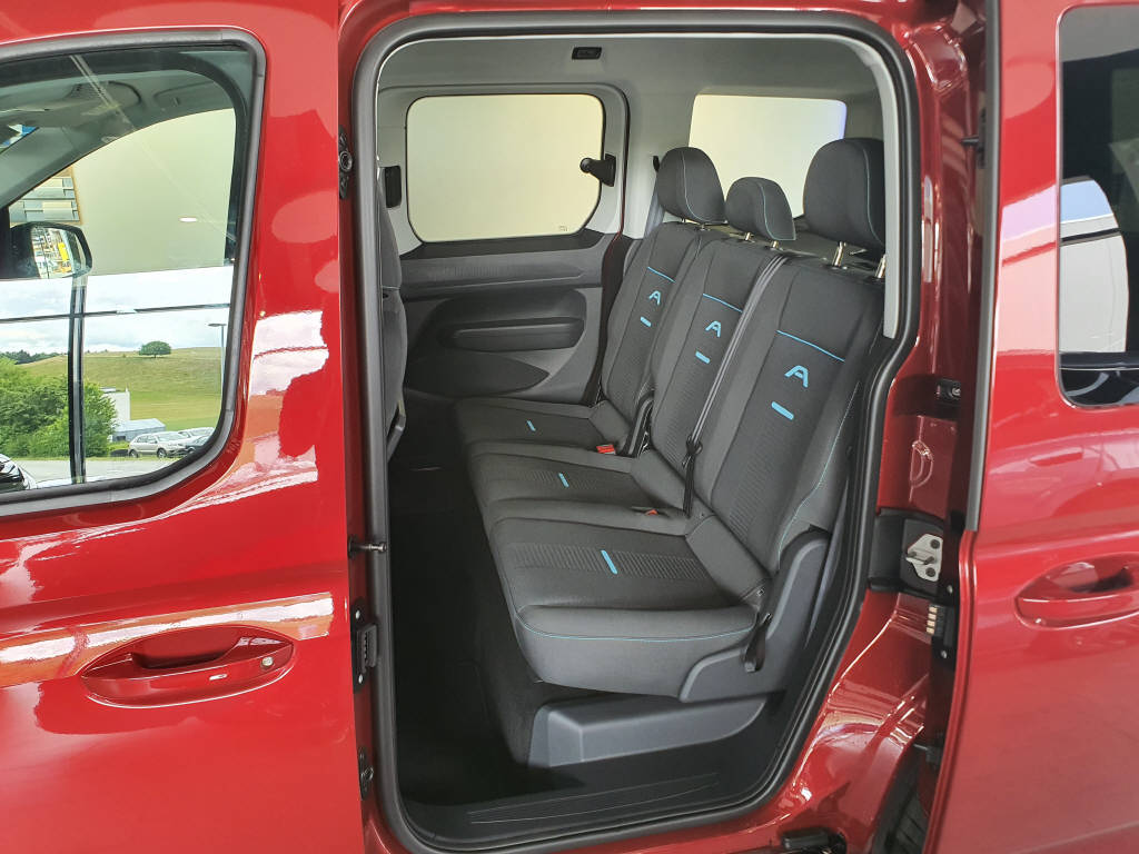 FORD TOURNEO Connect 1.5 EcoBoost 150 Active PHEV-image-11