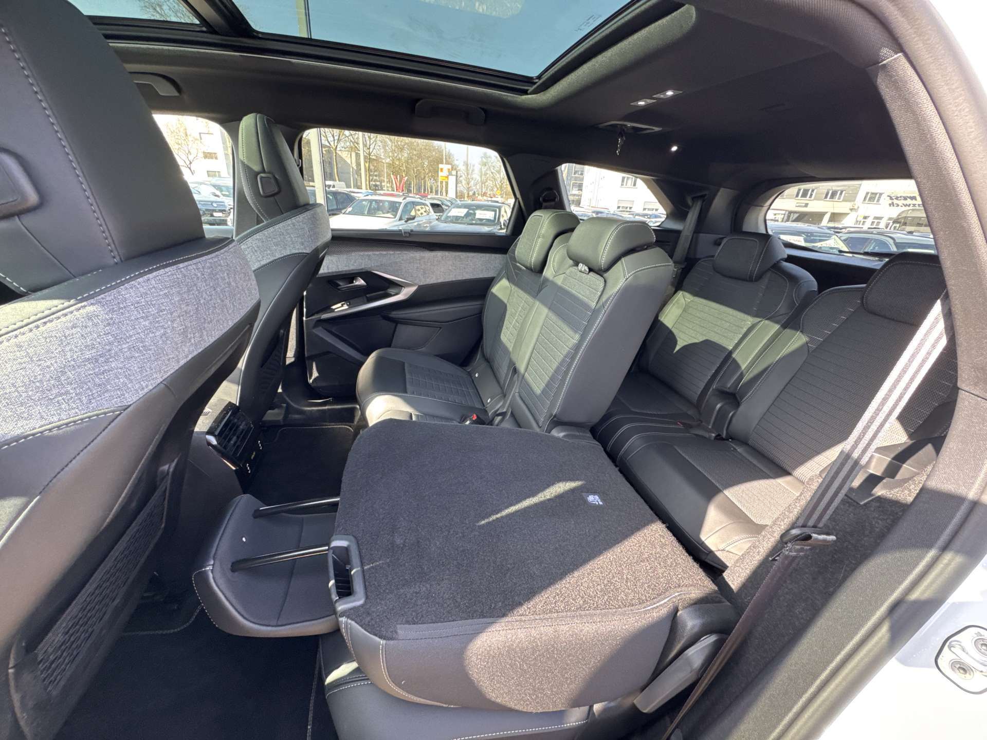 PEUGEOT 5008 145 Hybrid GT 7-Plätzer e-DCS-Automat-image-6